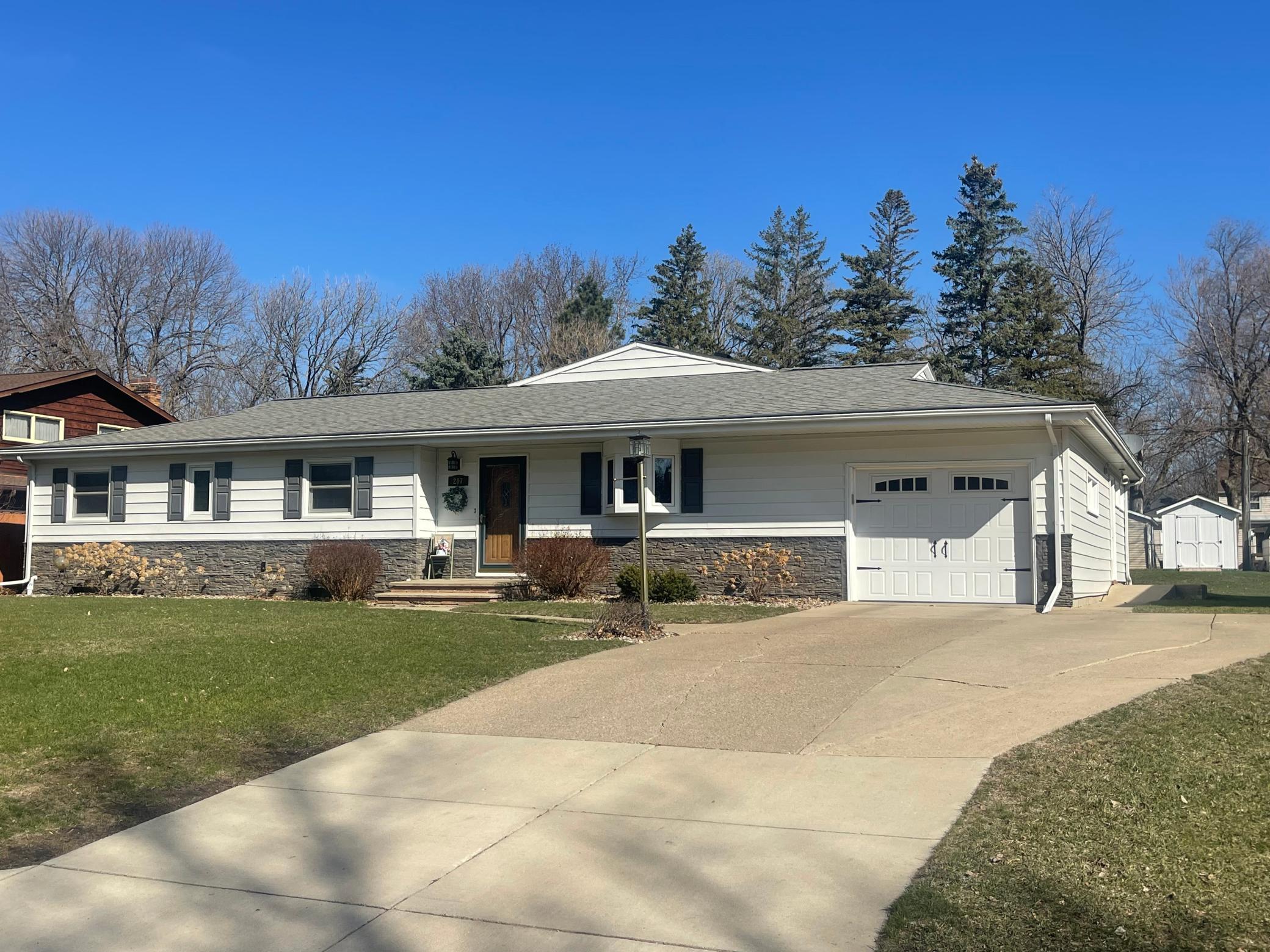 207 E Hollett Street — photo