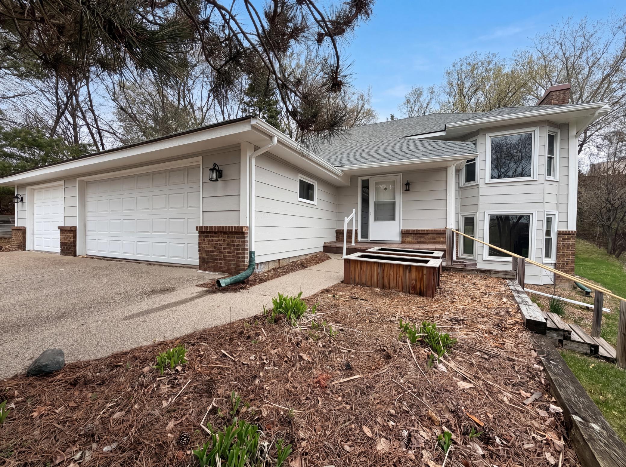 6475 Grandview Drive — photo
