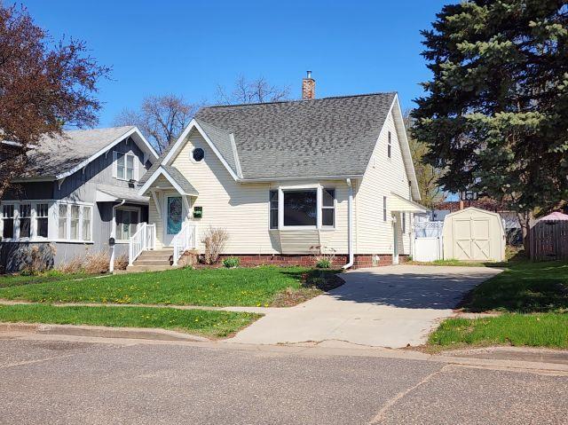 143 Maple Street E — photo
