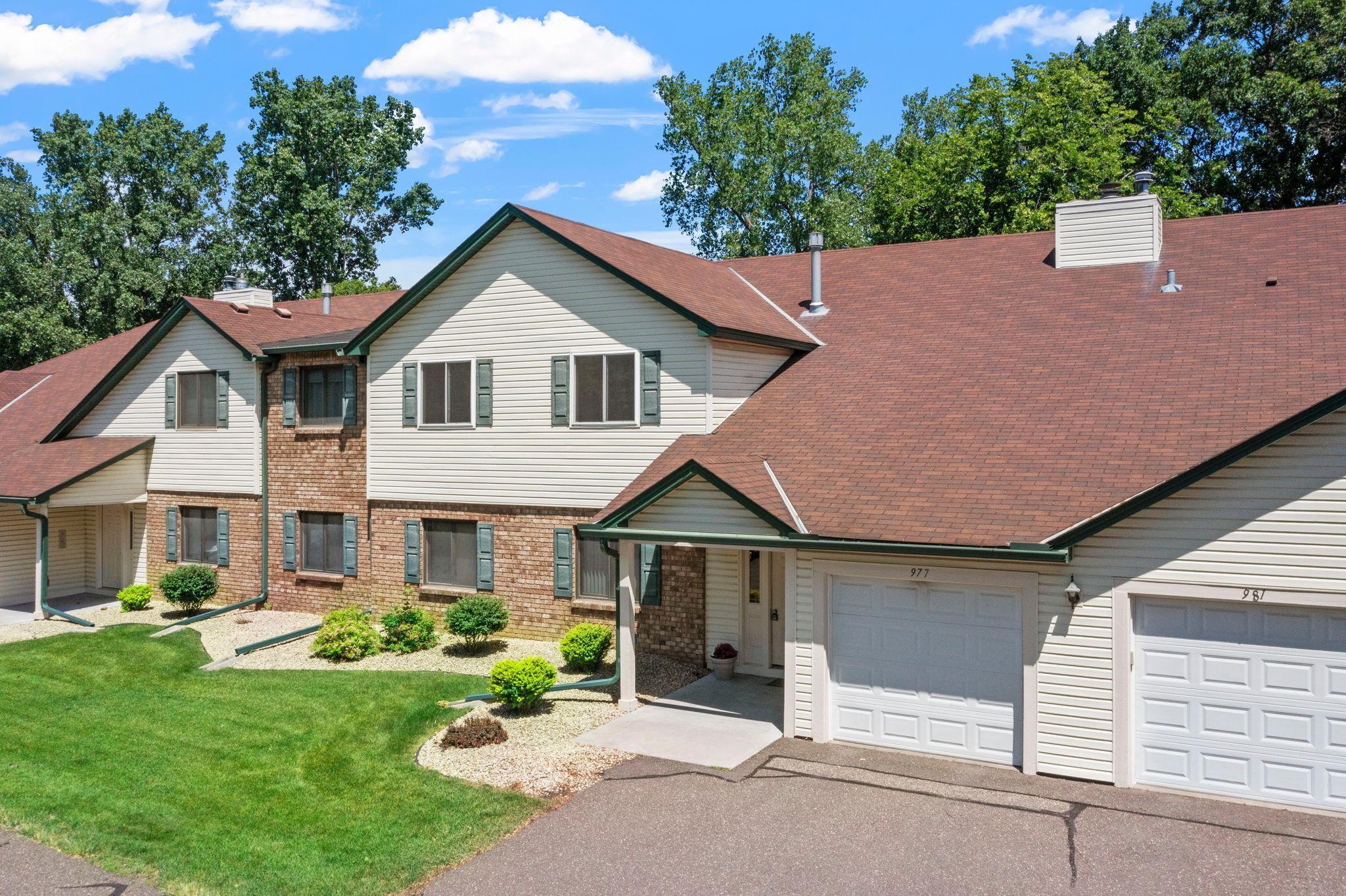 977 Heritage Court E — photo
