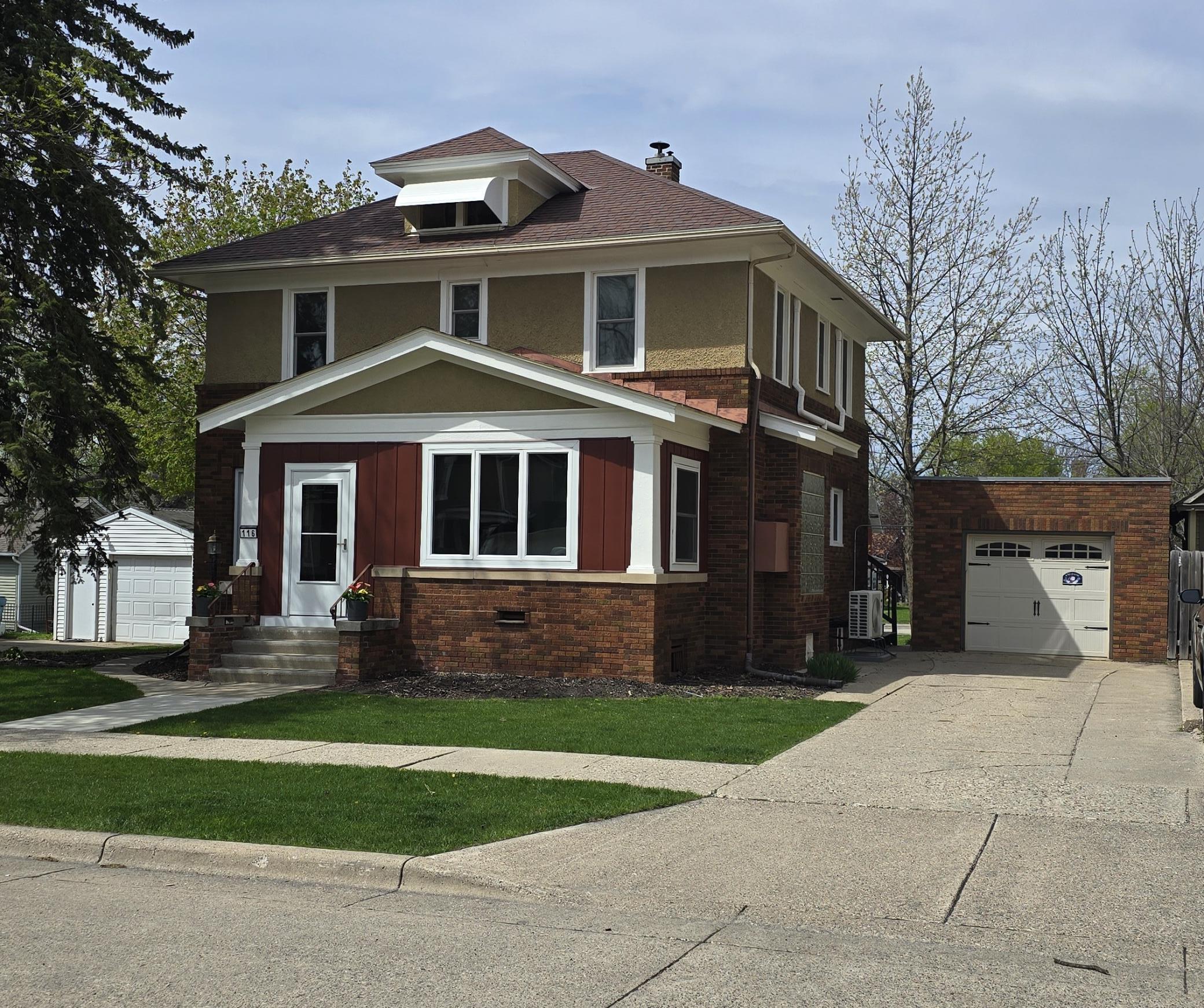 116 E School Street — photo