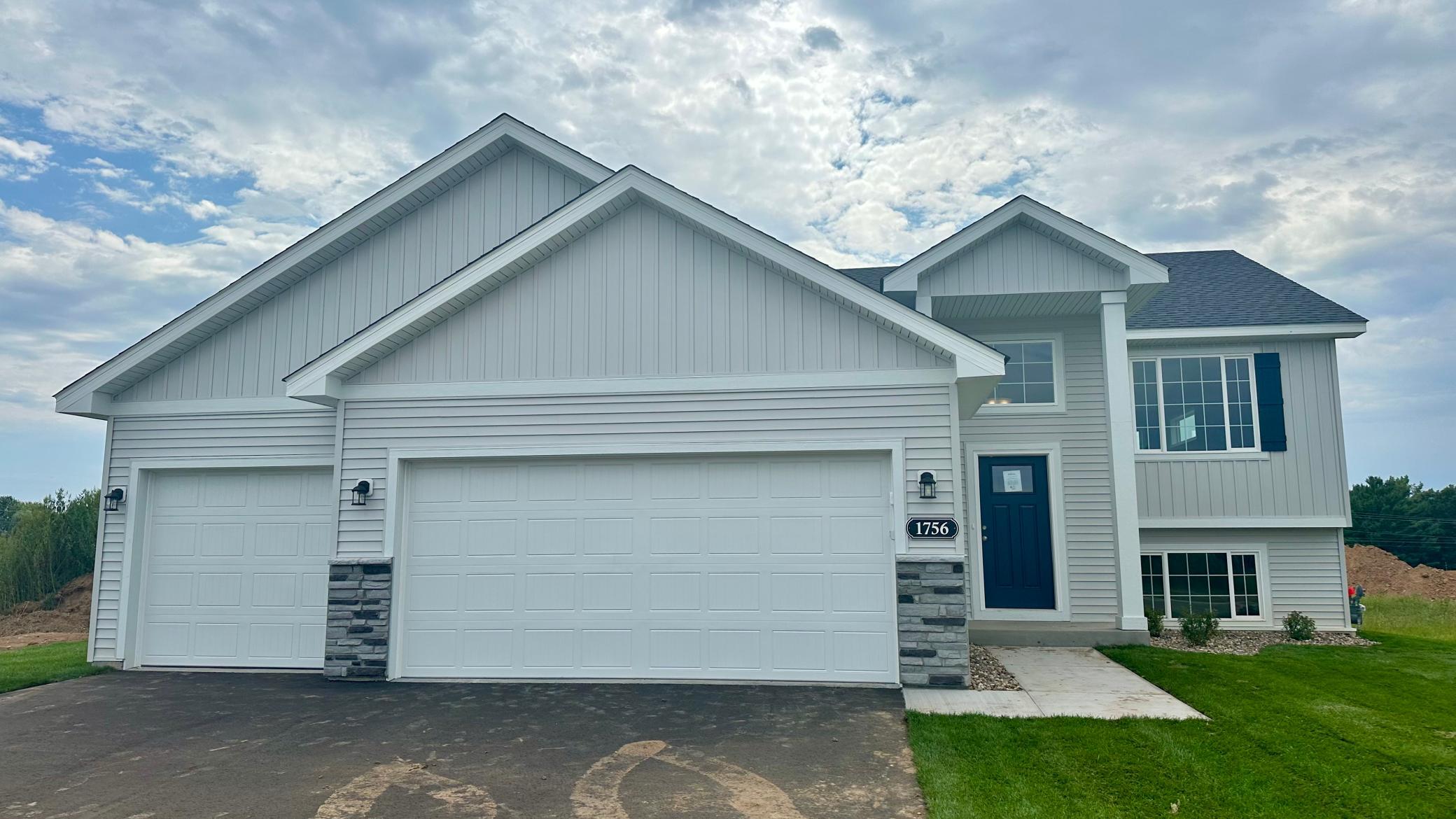1756 Squirrel Way — photo