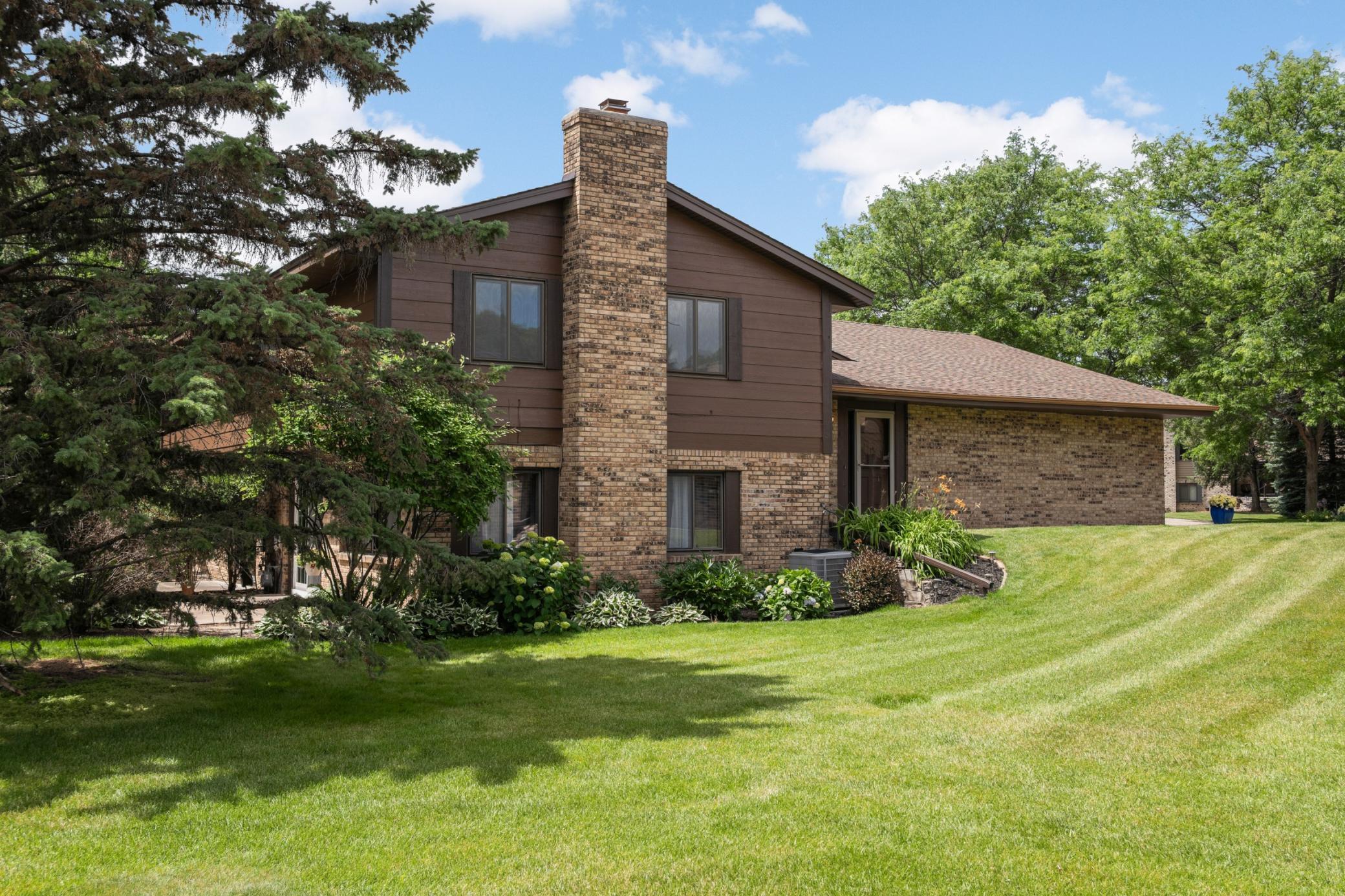 7111 Robinwood Bay — photo