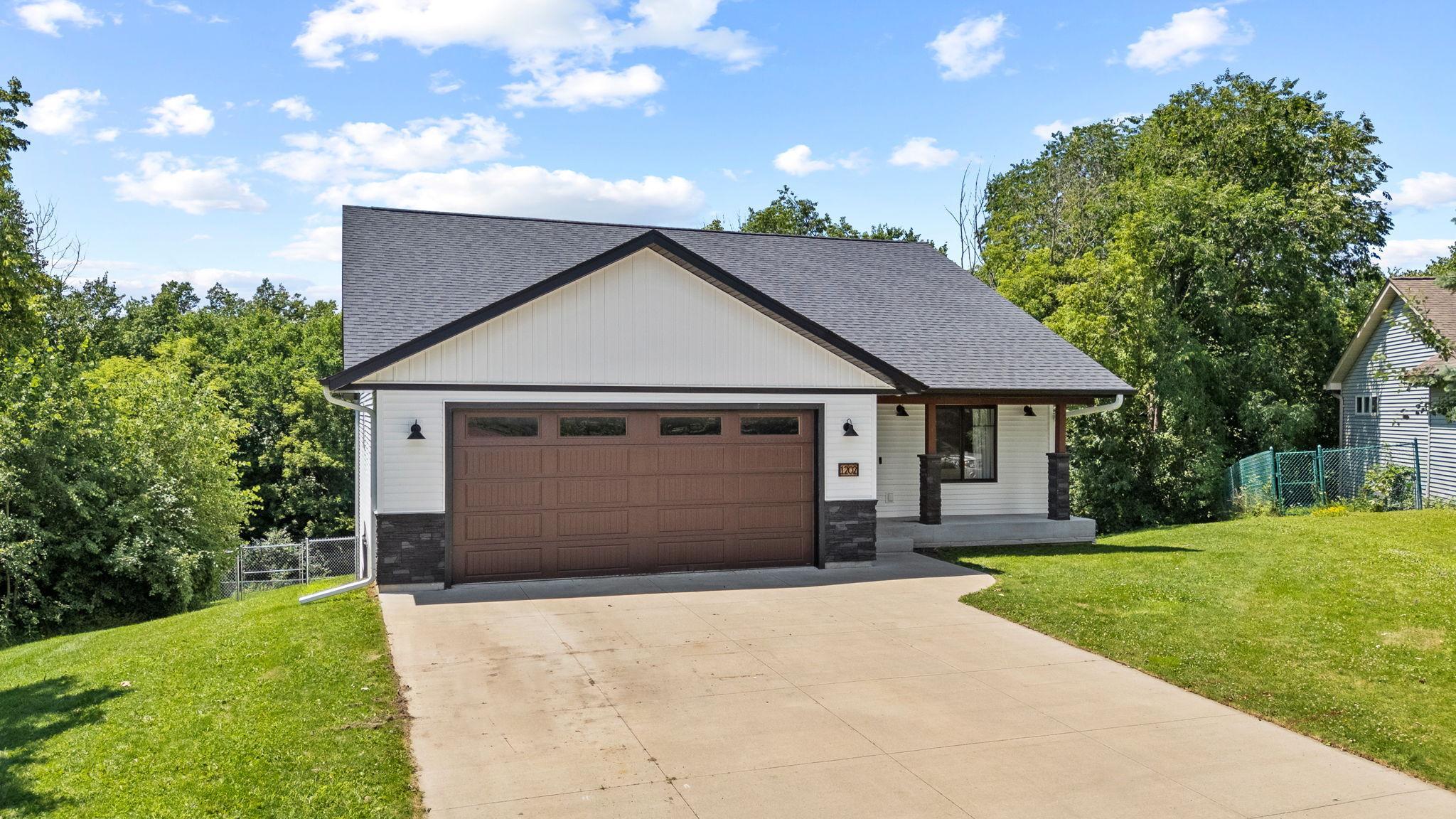 W1202 Oakridge Court — photo