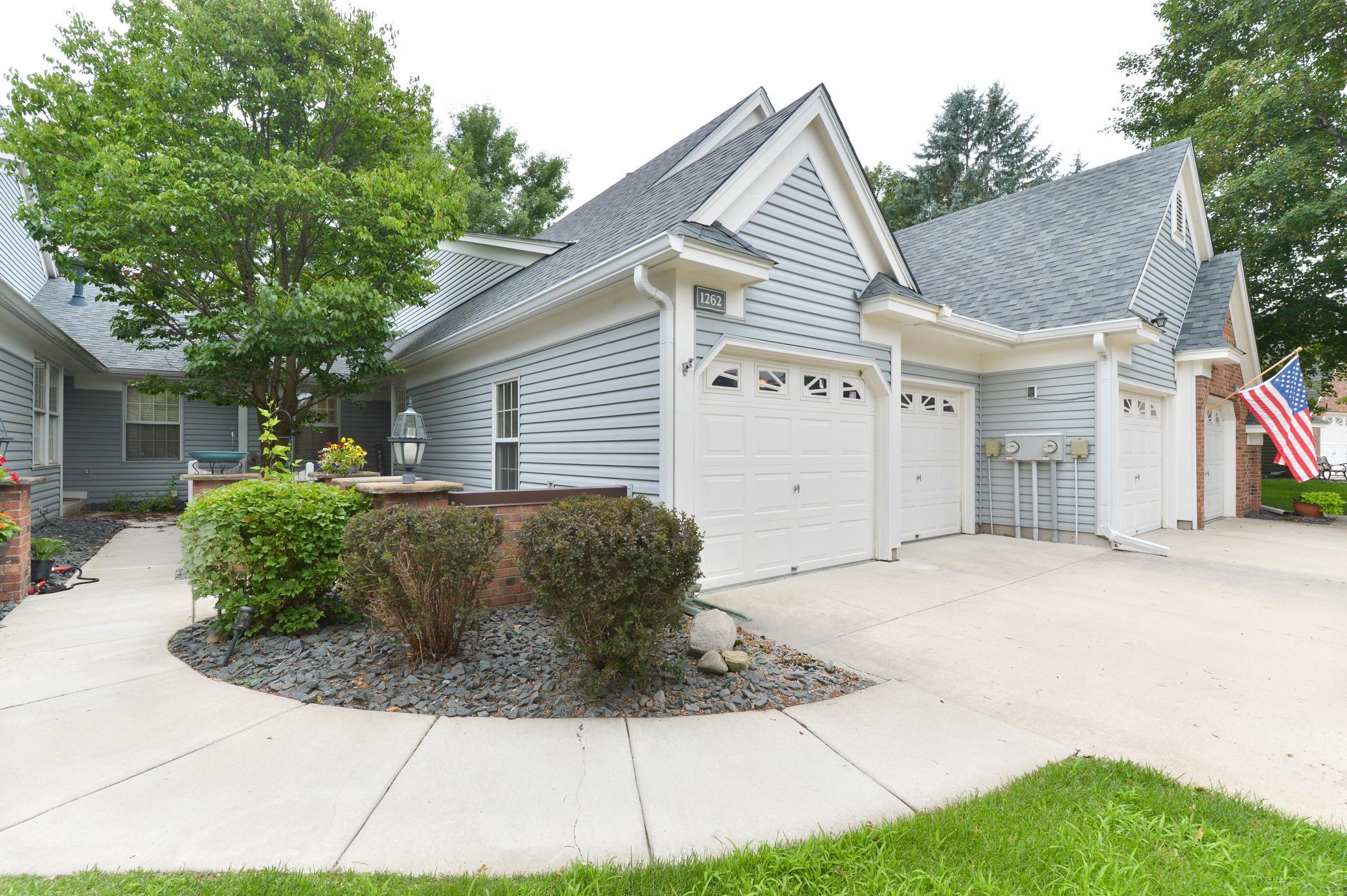 1262 Pond View Lane — photo