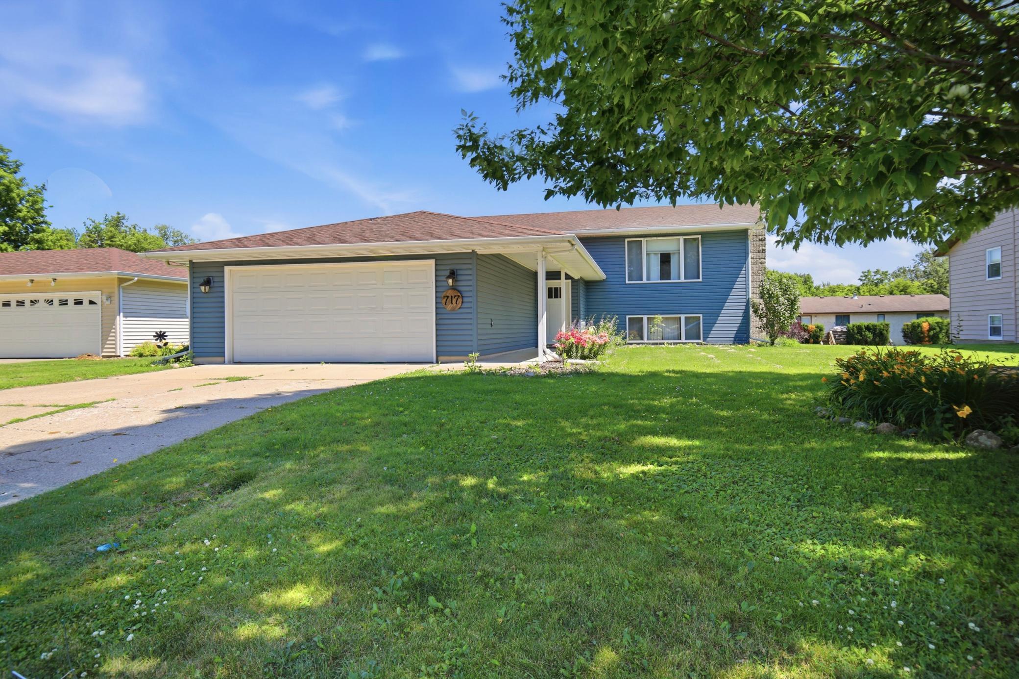 717 Colonial Circle — photo