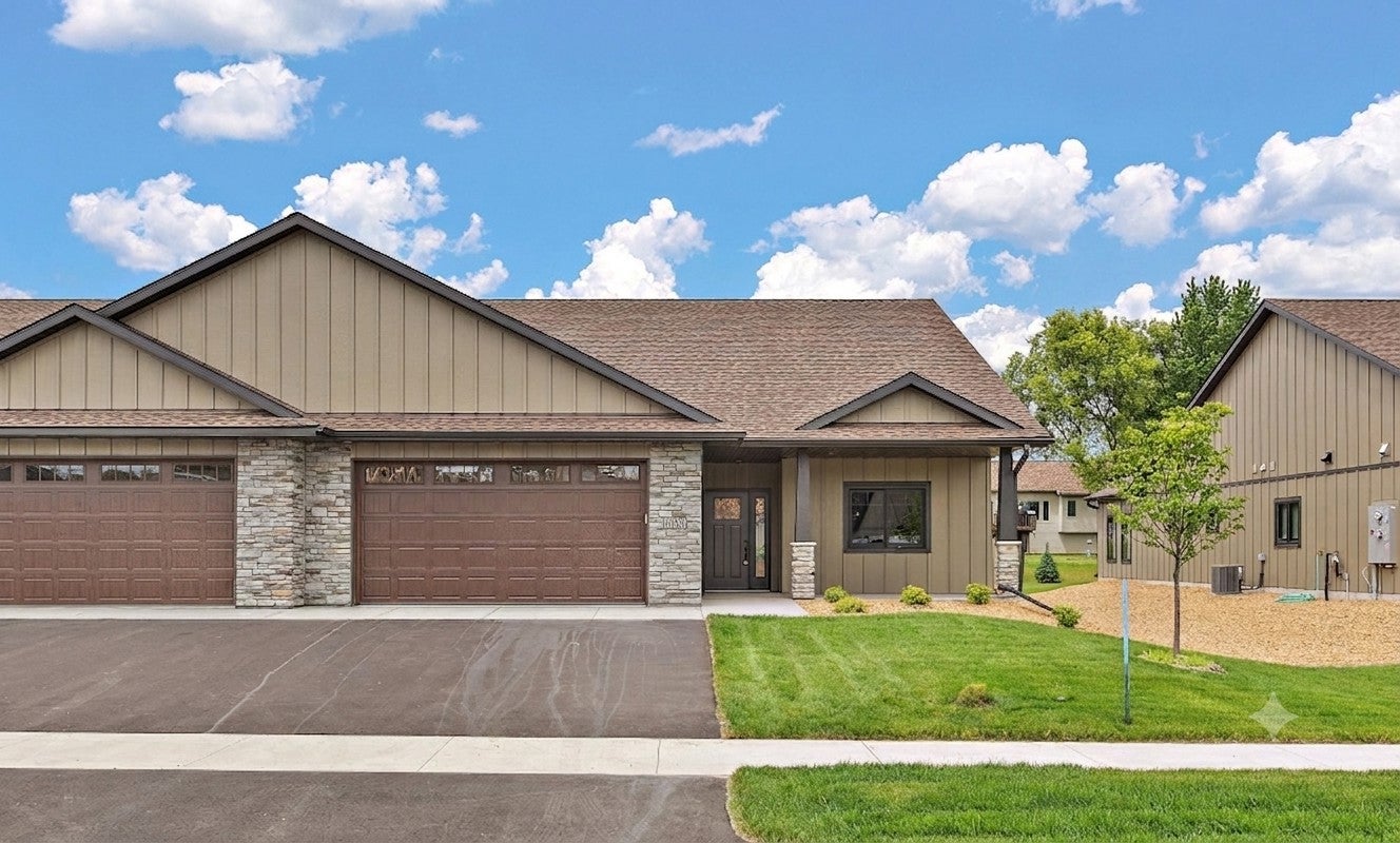 1043 Legend Lane — photo