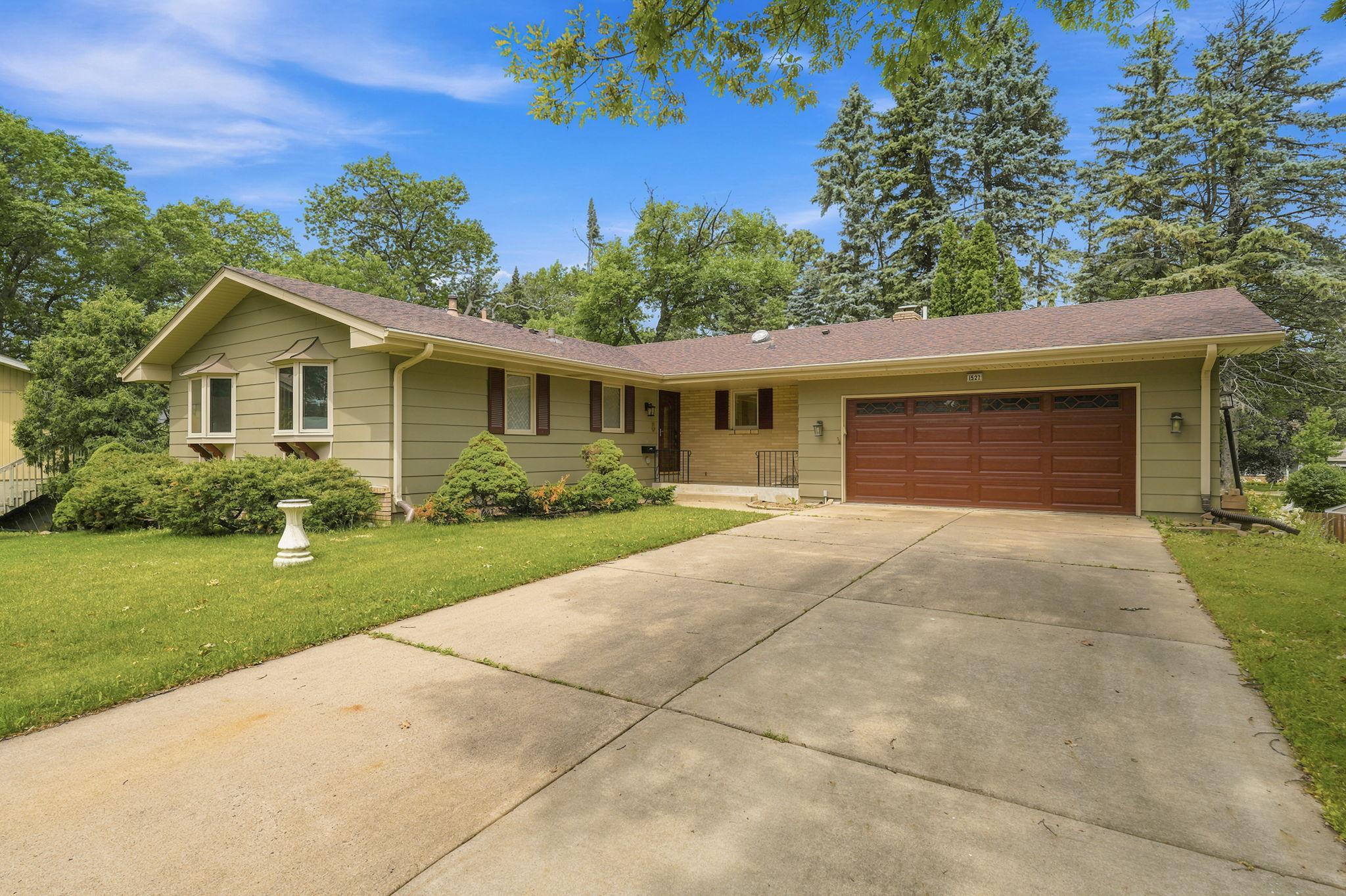 1527 E Windemere Circle NE — photo