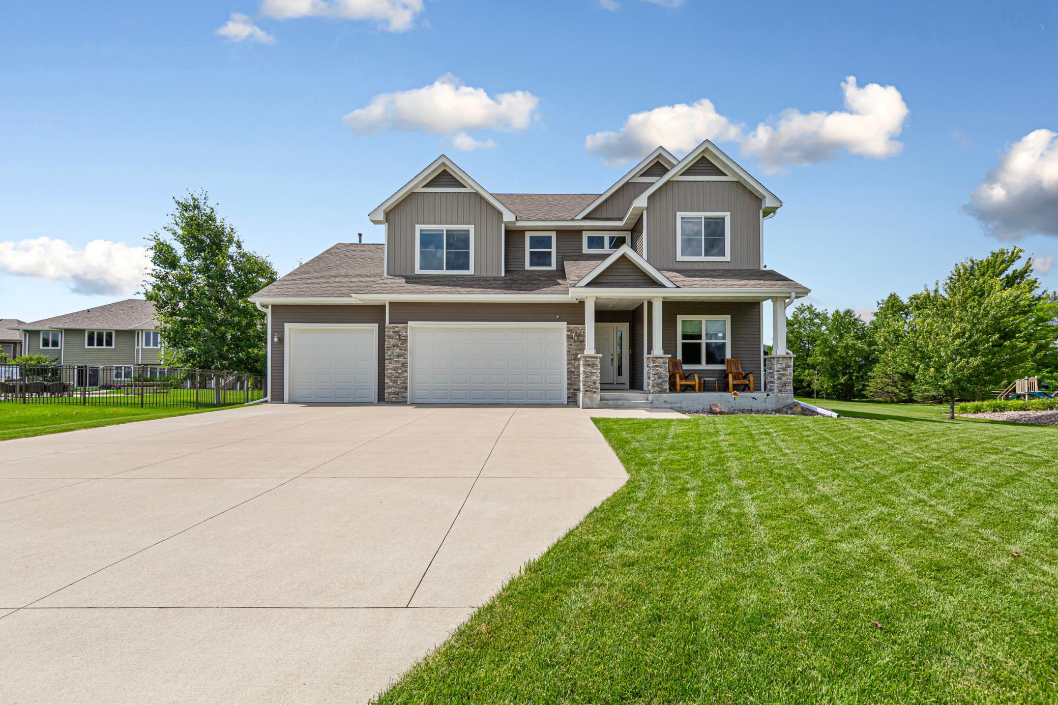 135 Stoneridge Lane NE — photo
