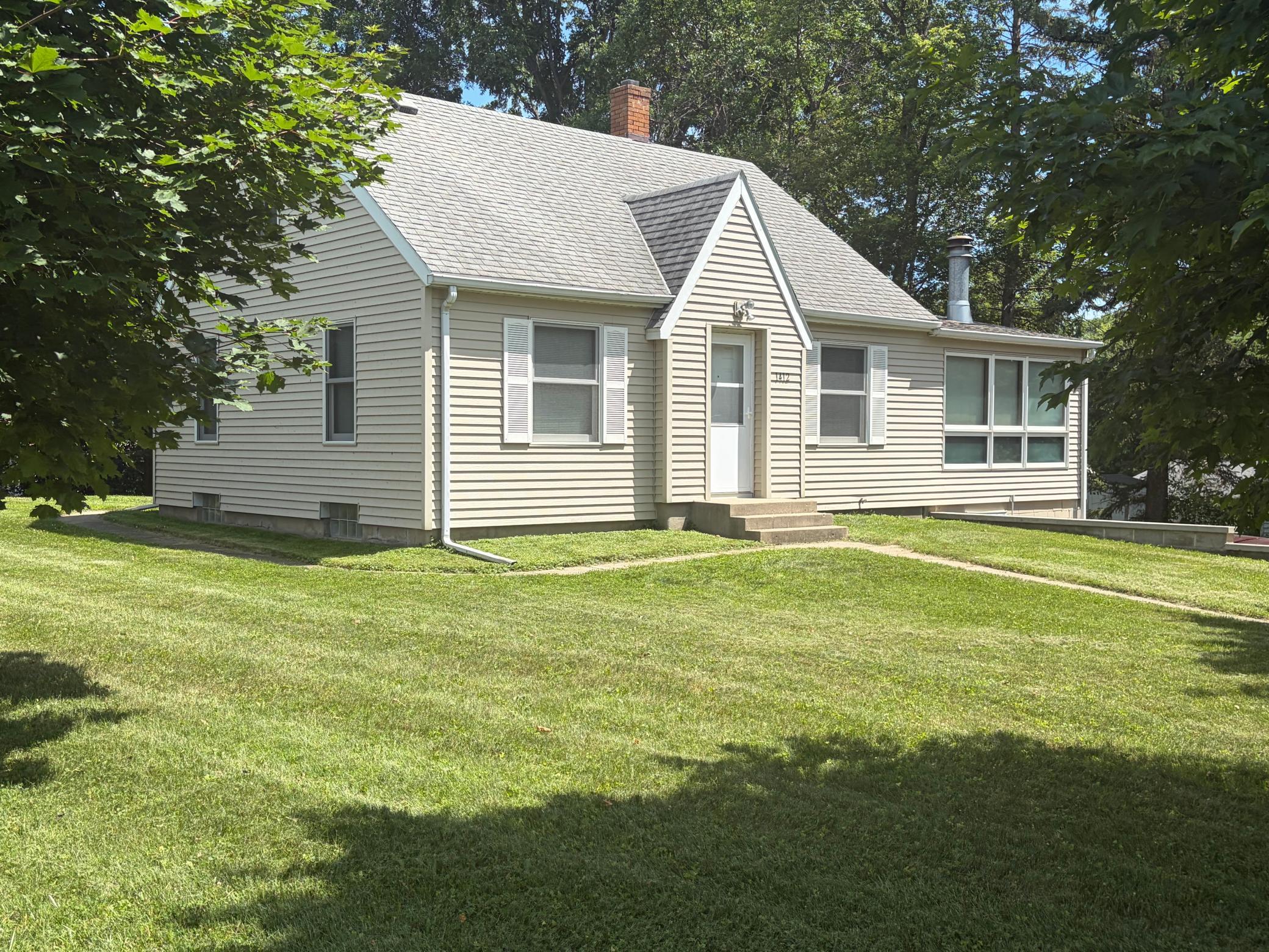 1412 Highway 71 NE — photo