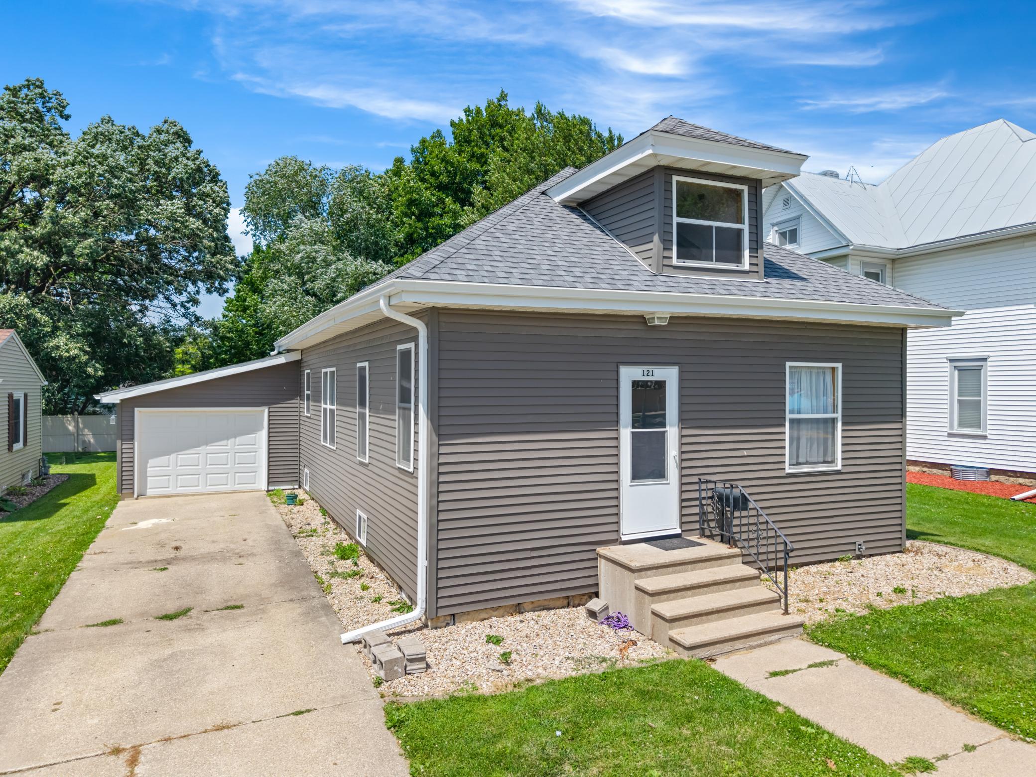 121 E Lincoln Street — photo