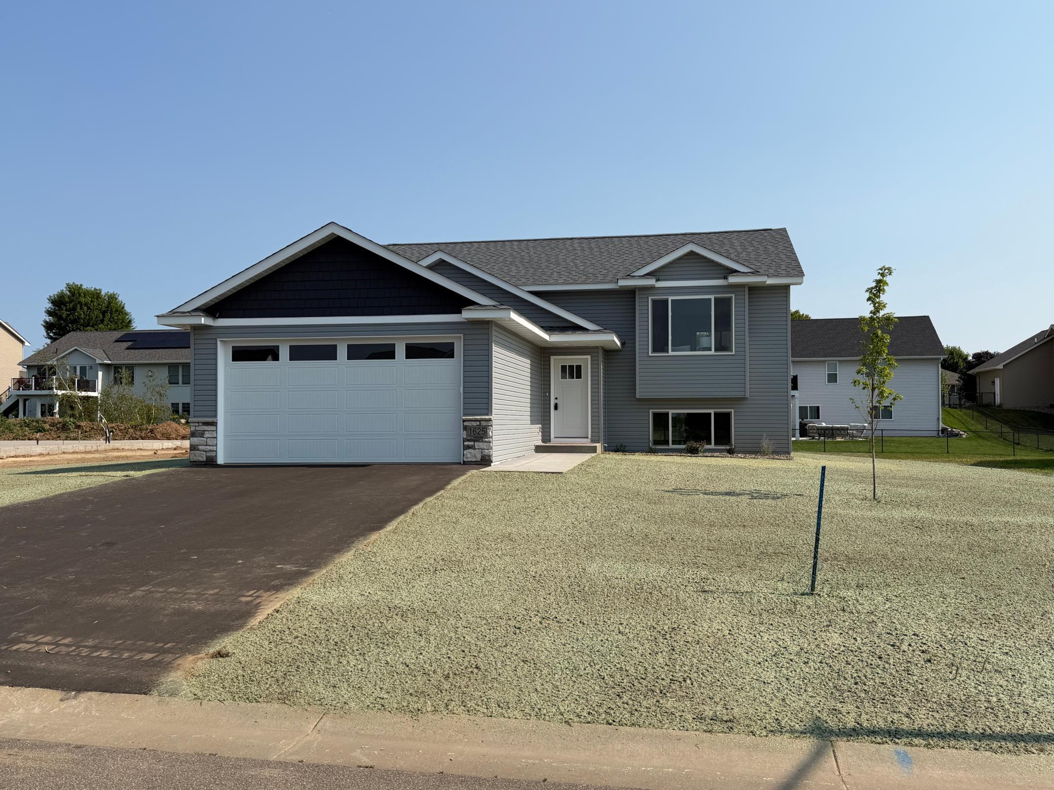 1625 Squirrel Way — photo