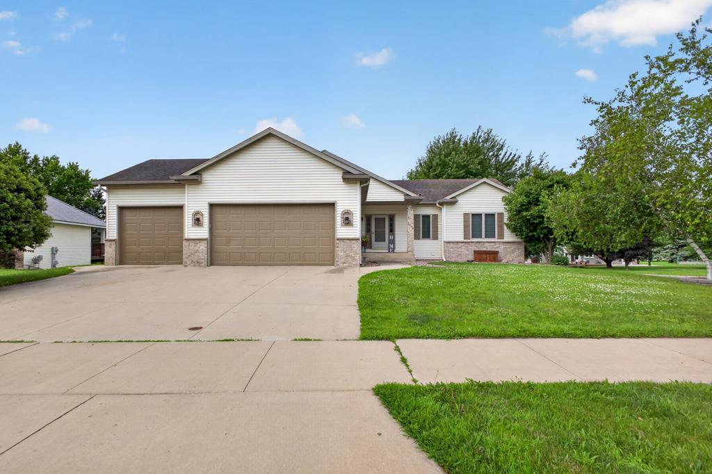 1002 John & Mary Drive SE — photo