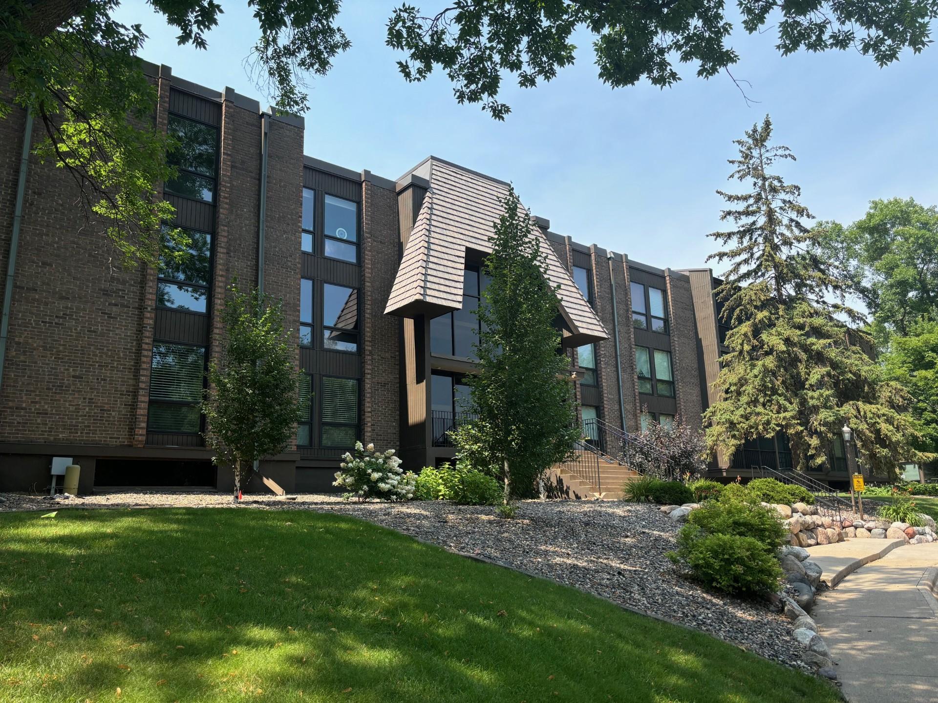 6075 Lincoln Drive 201 — photo