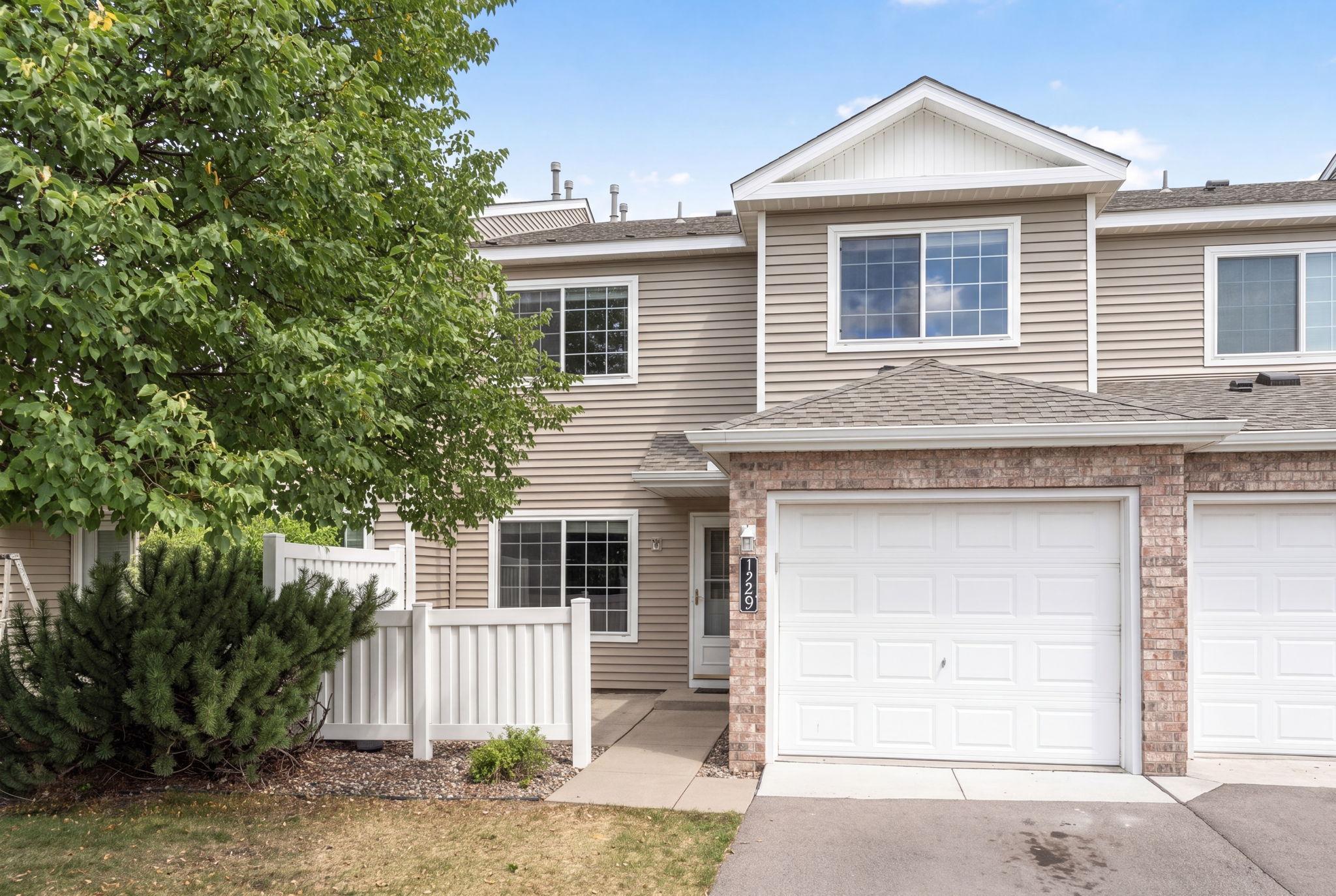 1229 Highpoint Curve — photo