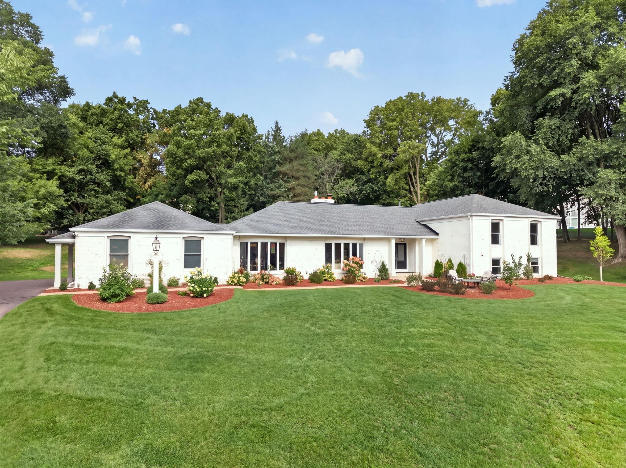 3945 Hillcrest Way — photo