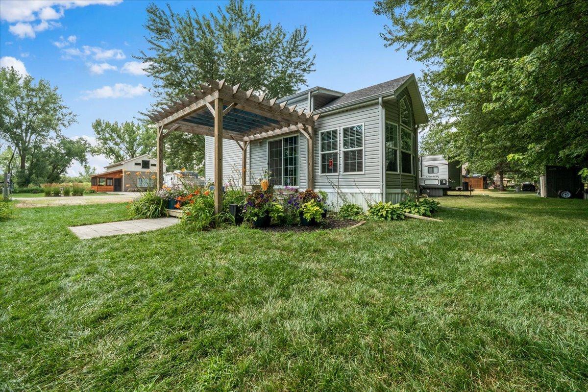 21653-21657 Finch Loop — photo