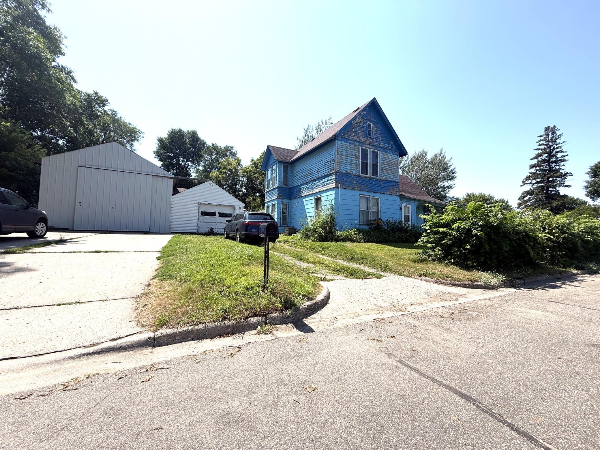 805 Railroad Avenue — photo