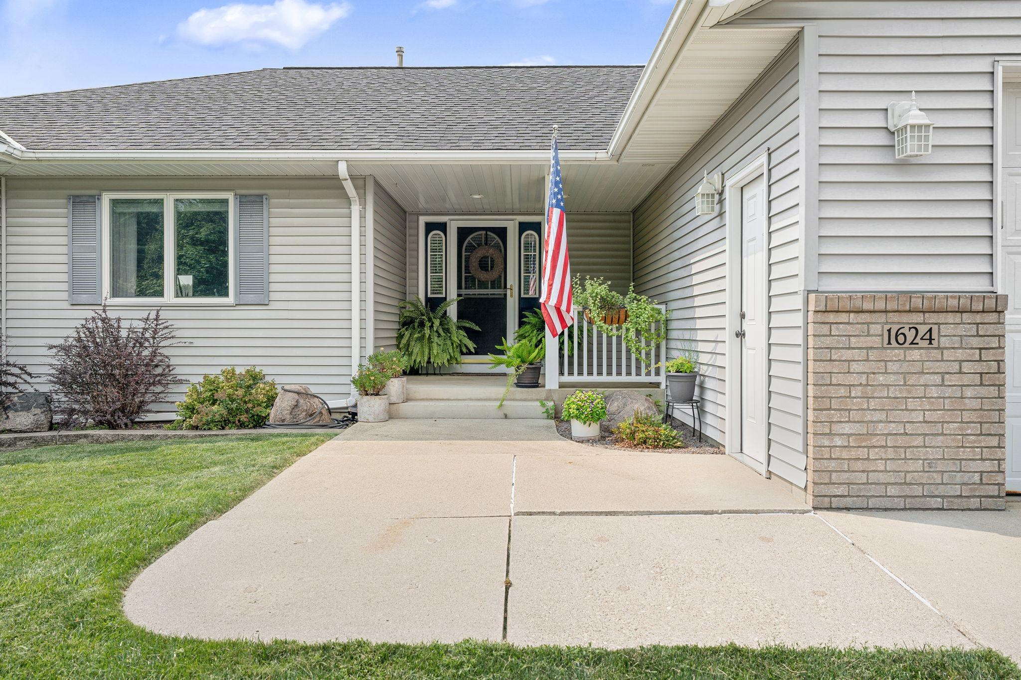 1624 Prairie Lane NE — photo