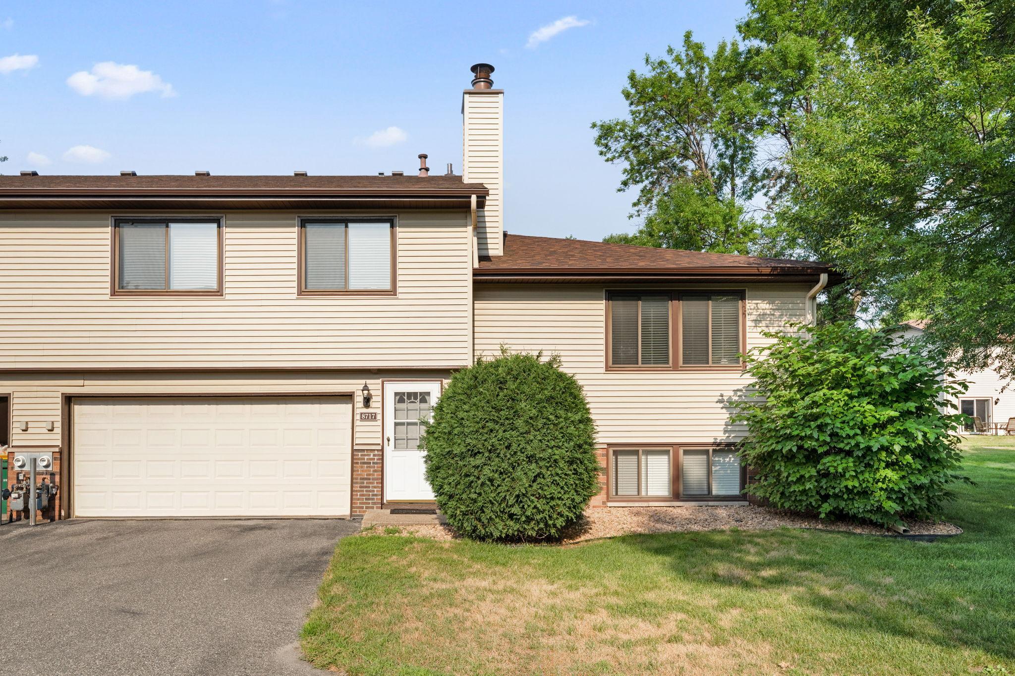 8717 N Maplebrook Circle — photo