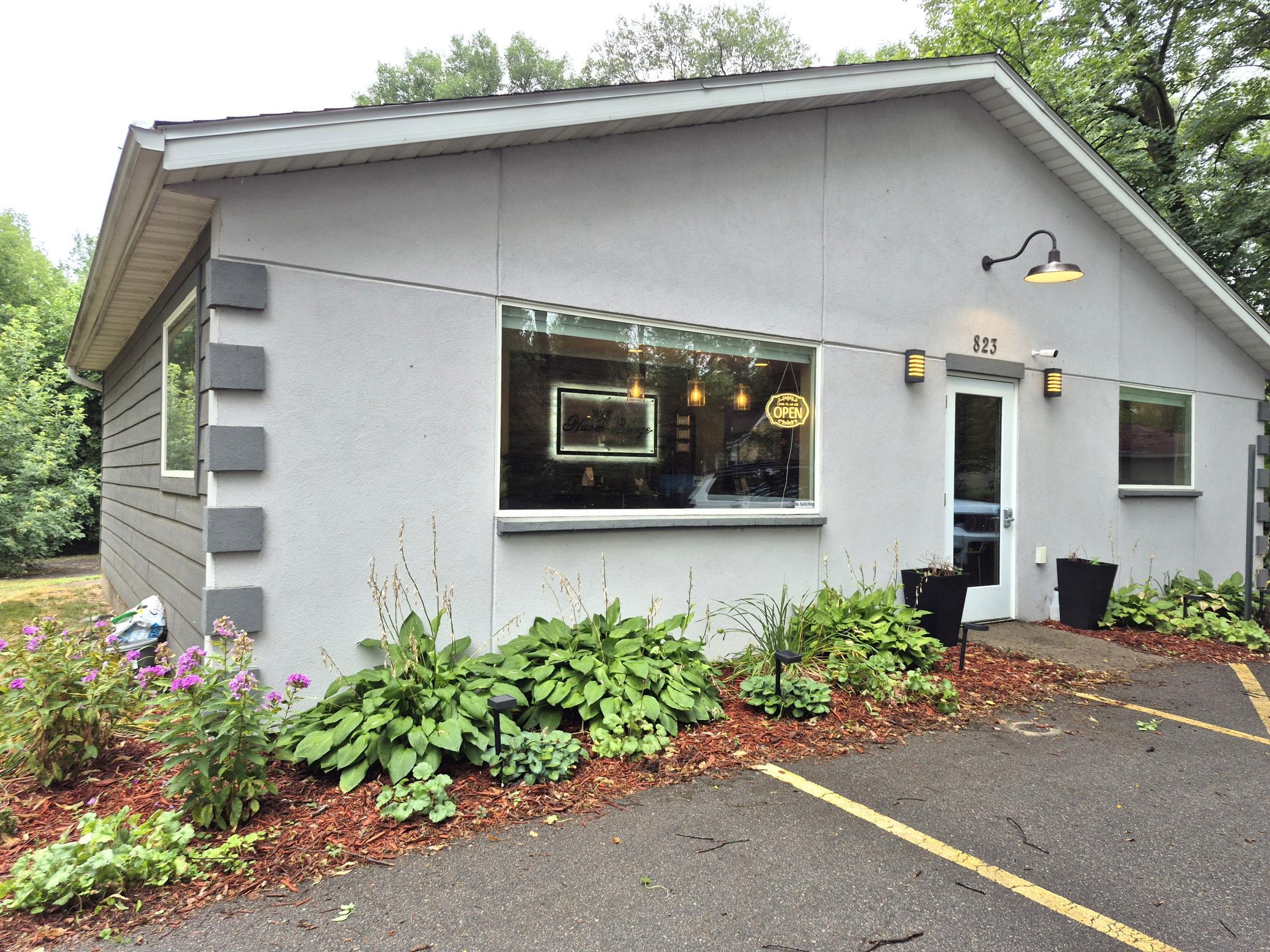 823 N Benton Drive — photo