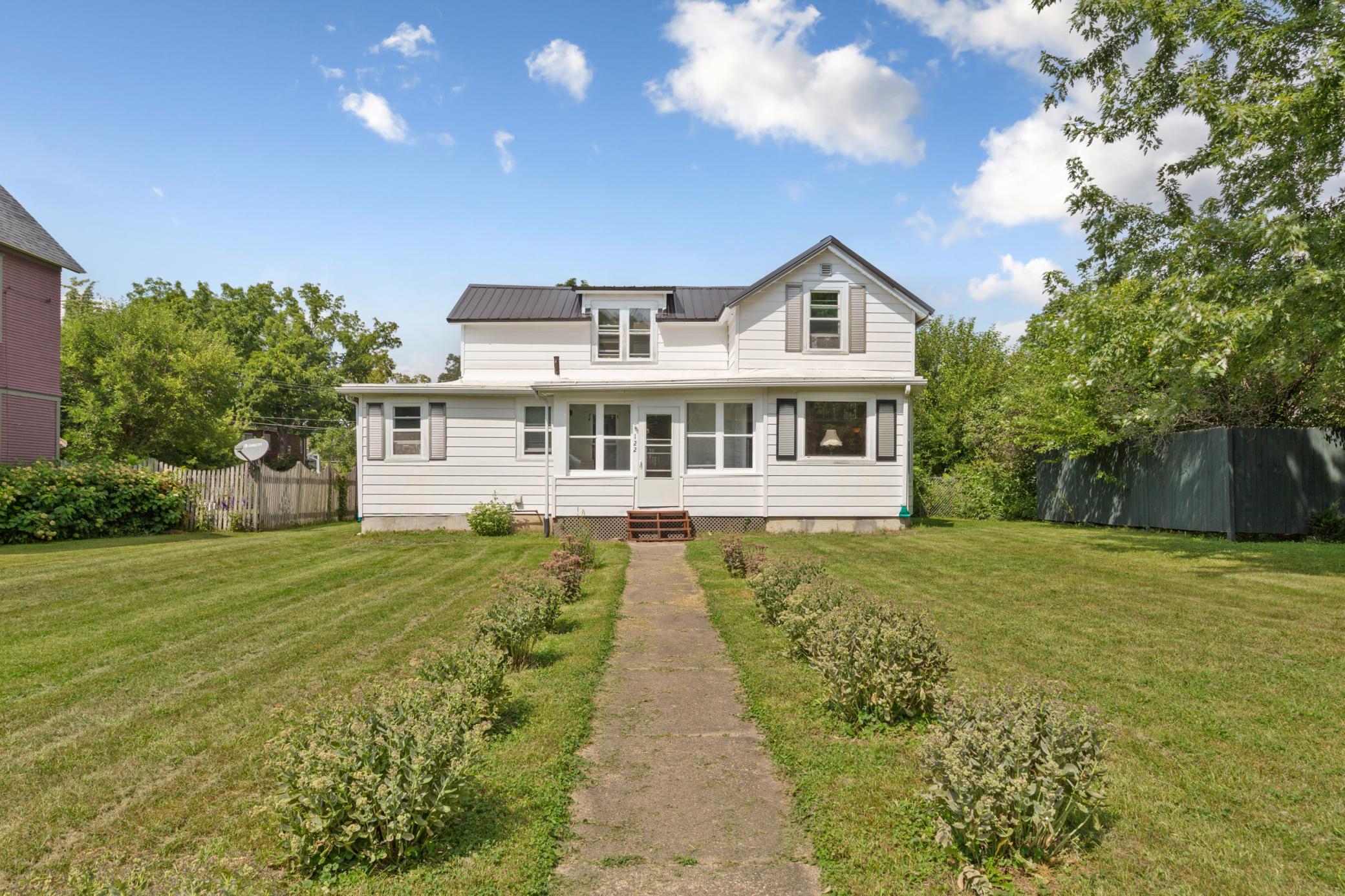 122 W School Street — photo