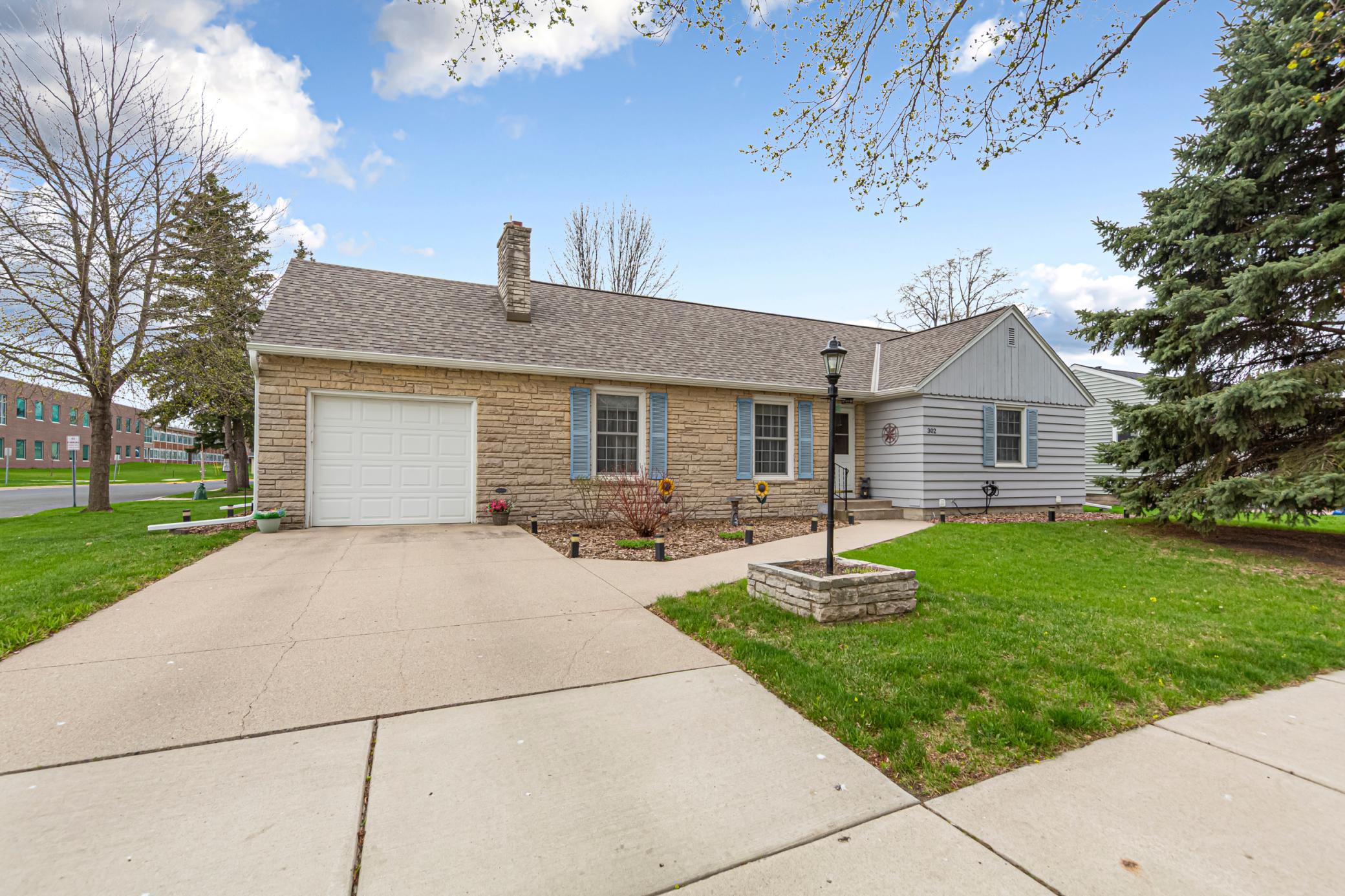 302 W Douglas Street — photo