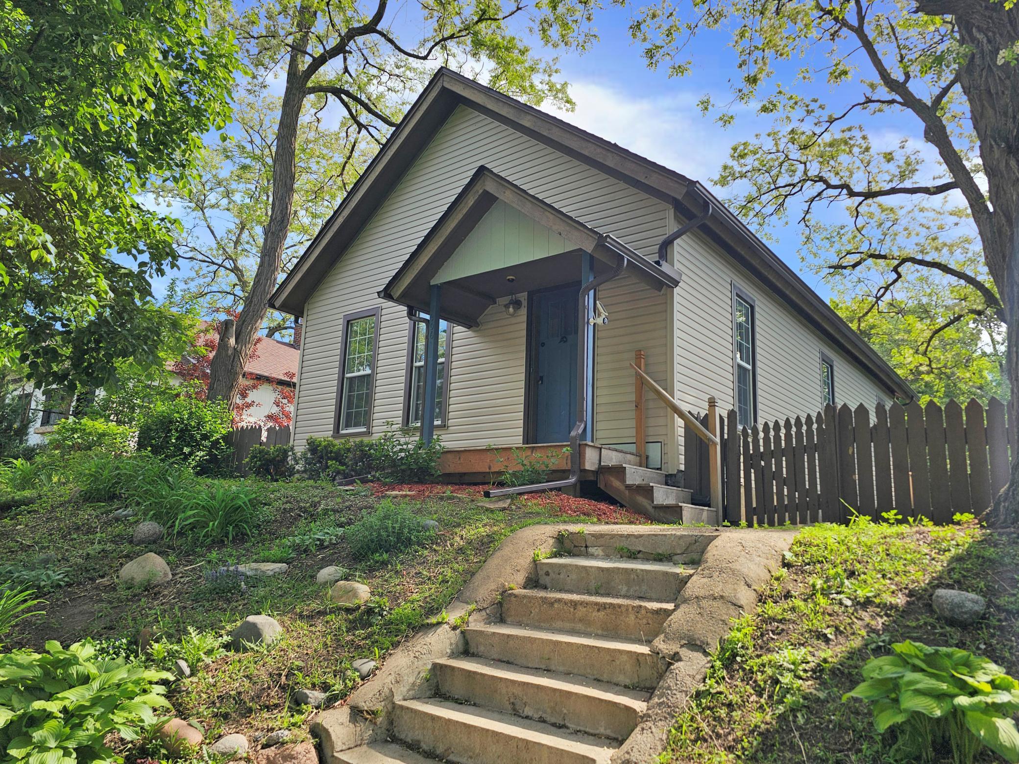 906 Russell Street — photo