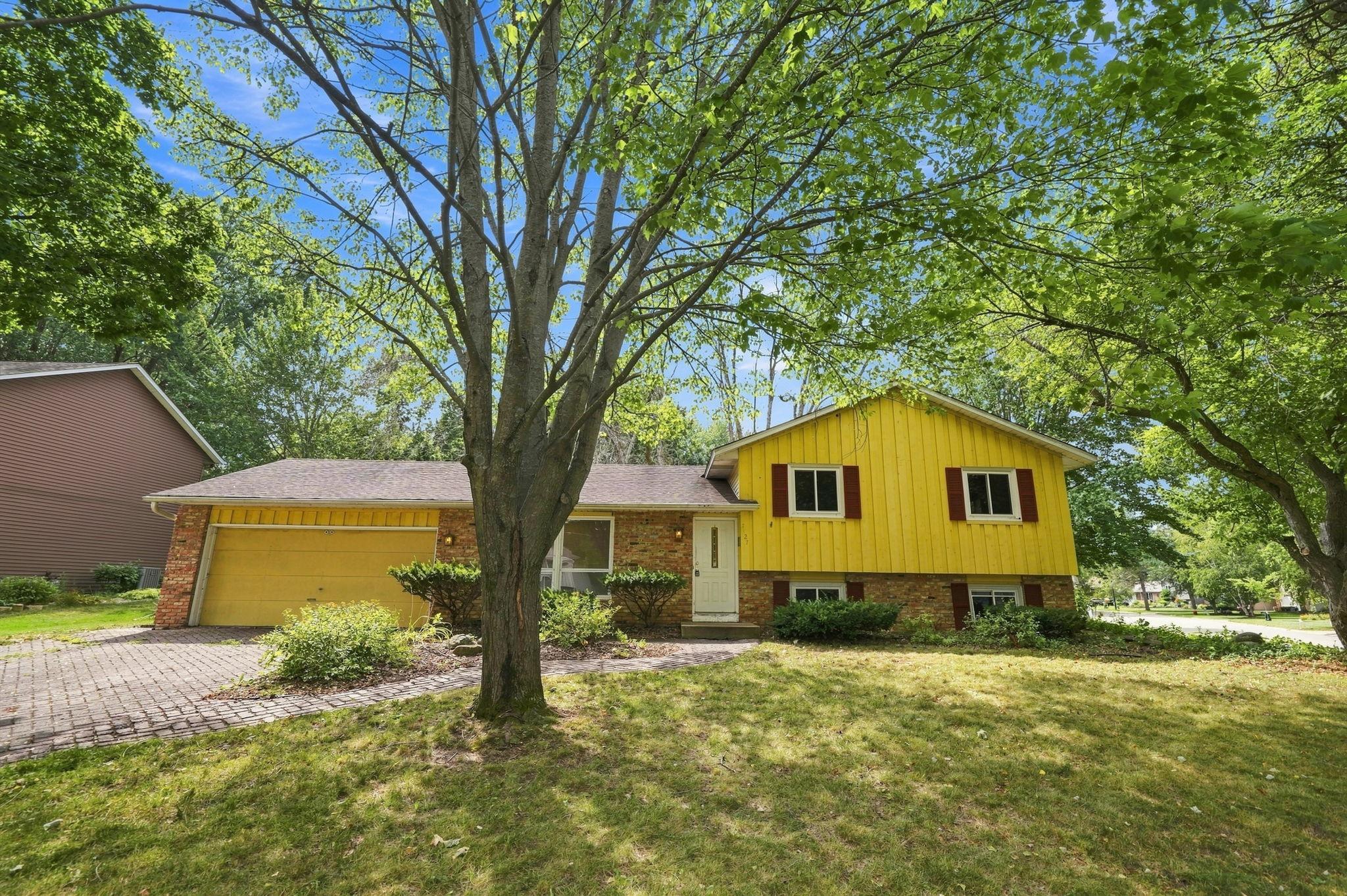2527 Interlachen Drive — photo