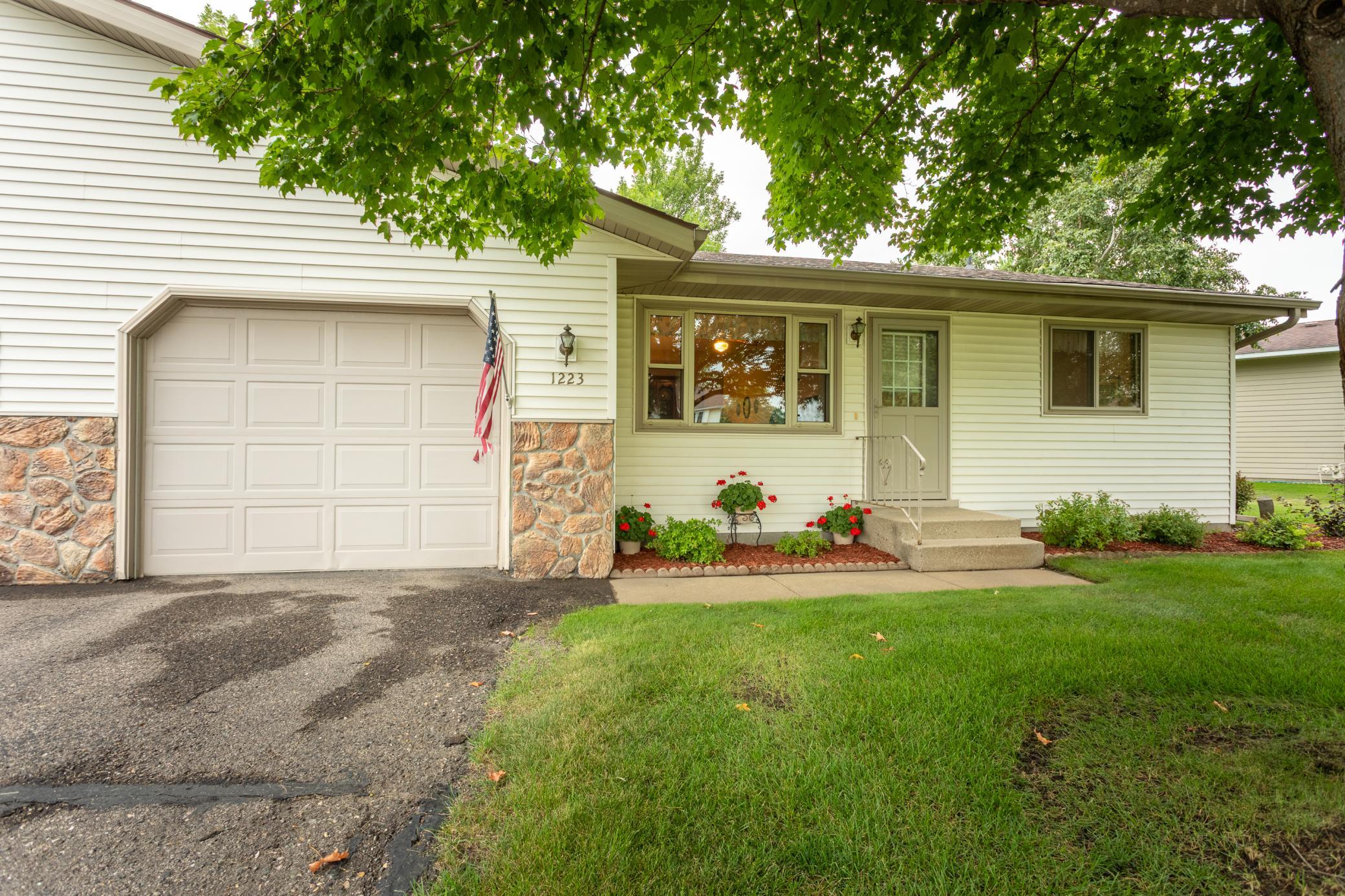 1223 Bridgeport Lane NW — photo