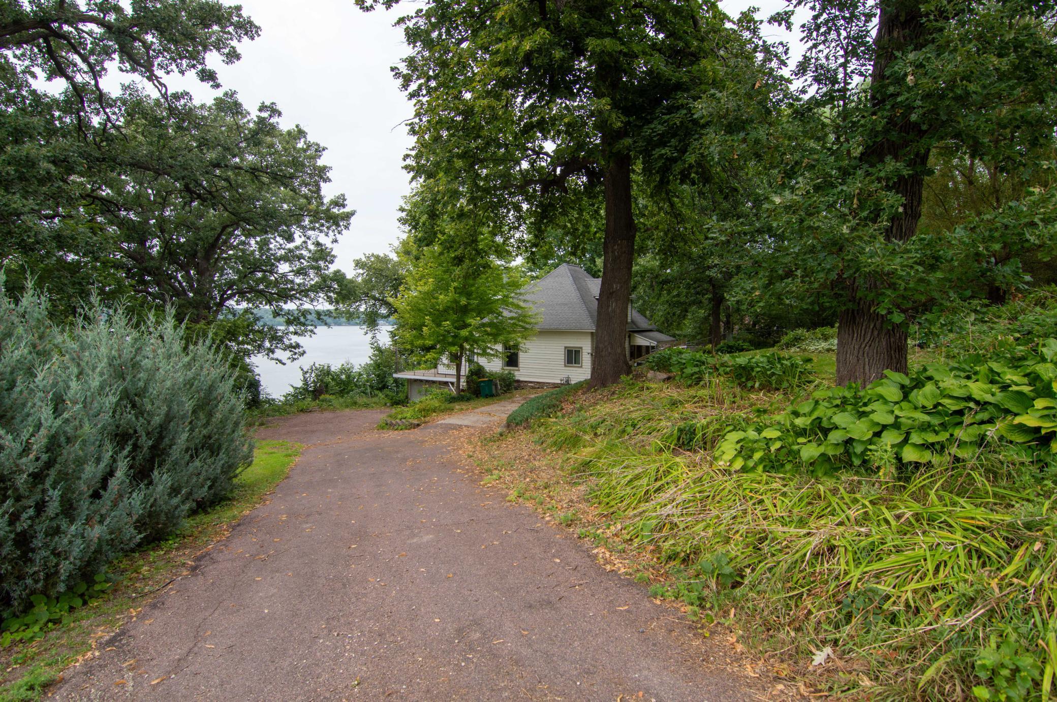 609 Lakeshore Drive — photo