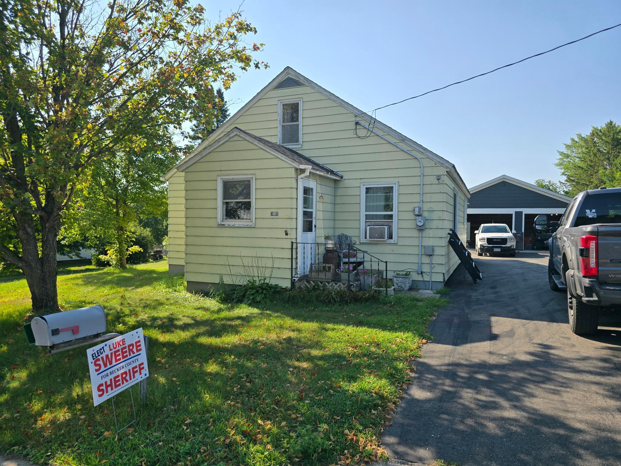 305 E Hill Drive — photo