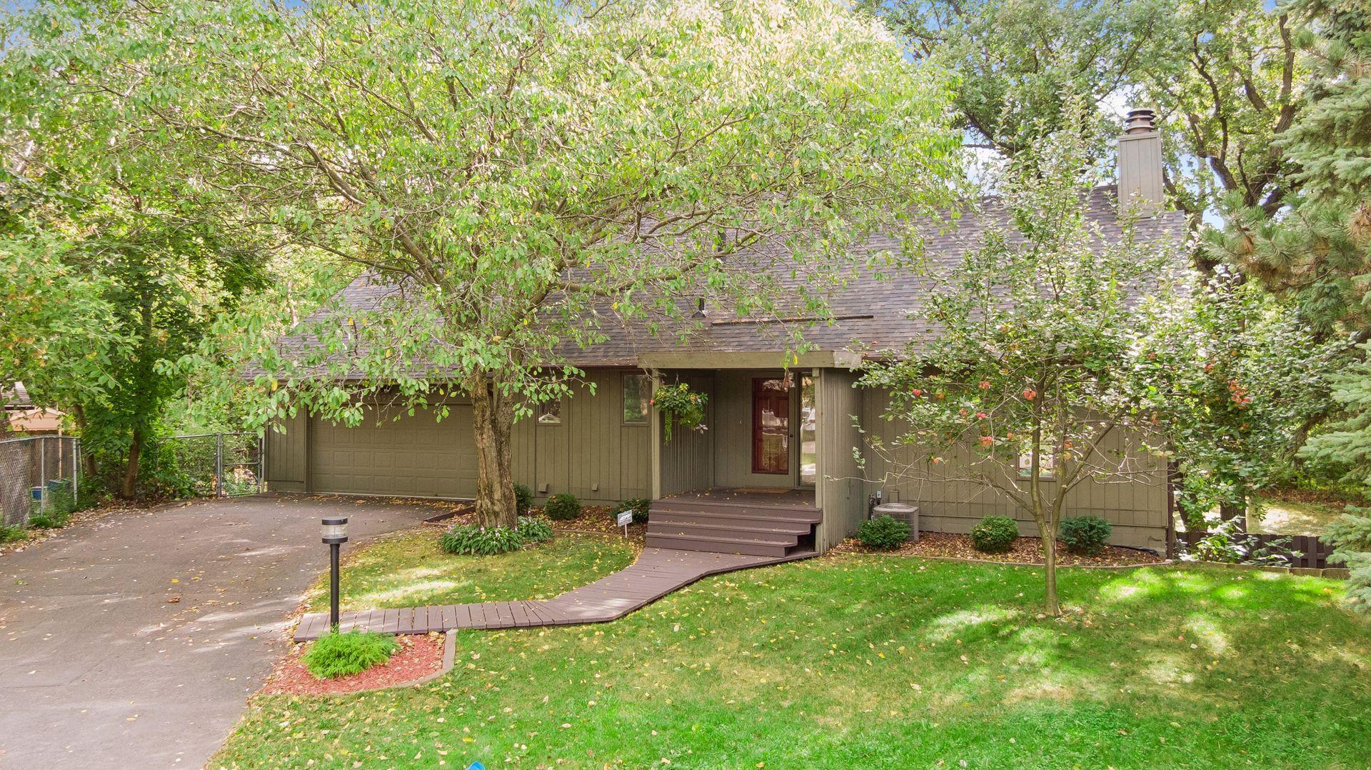 3921 Woodview Court — photo