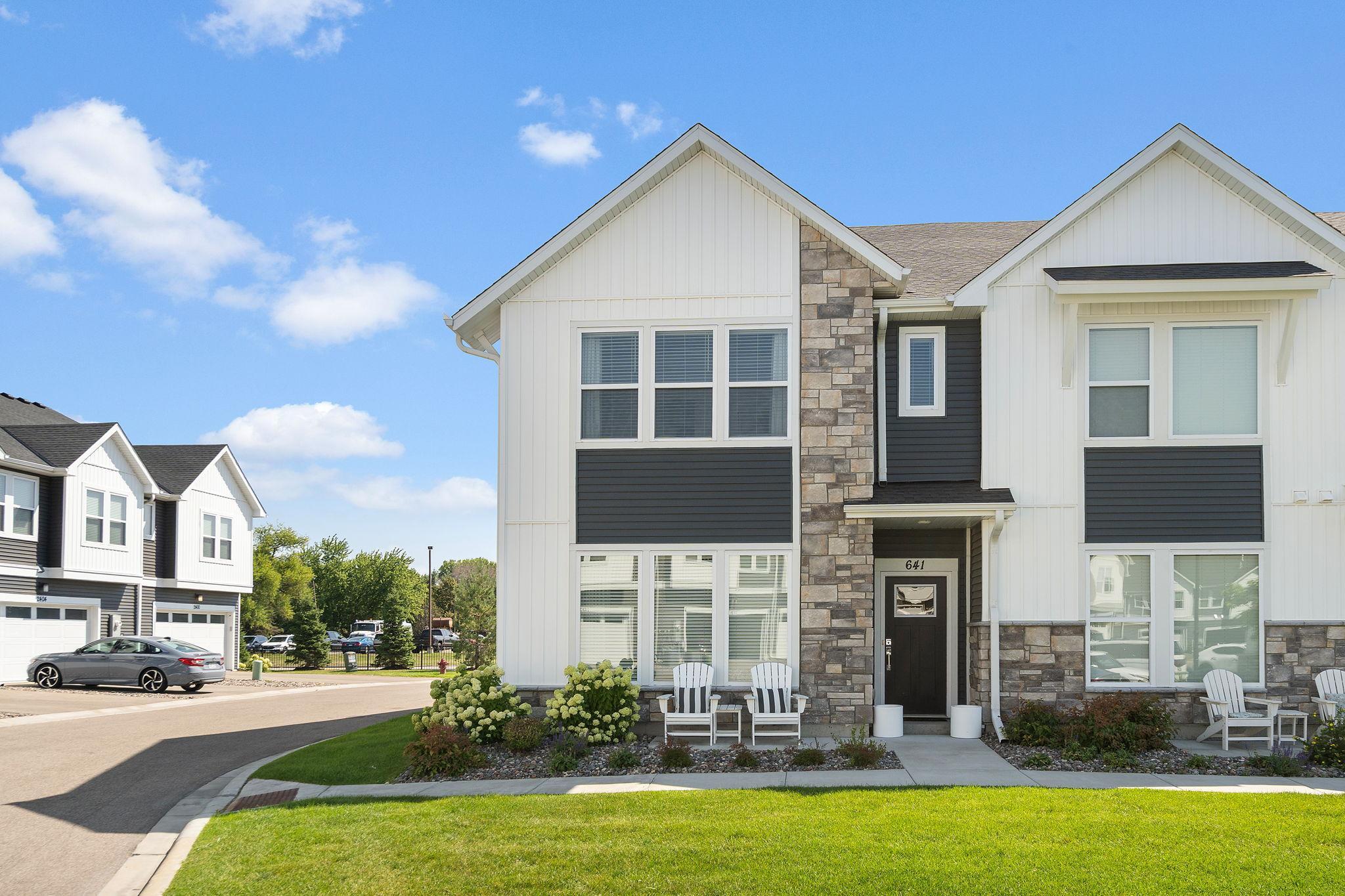 641 E Blossom Circle — photo