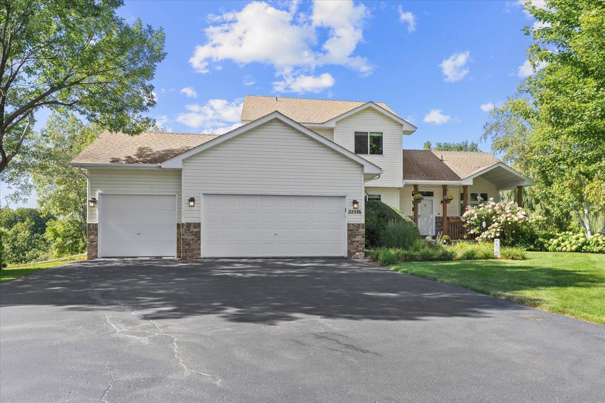 22576 Amy Lane — photo