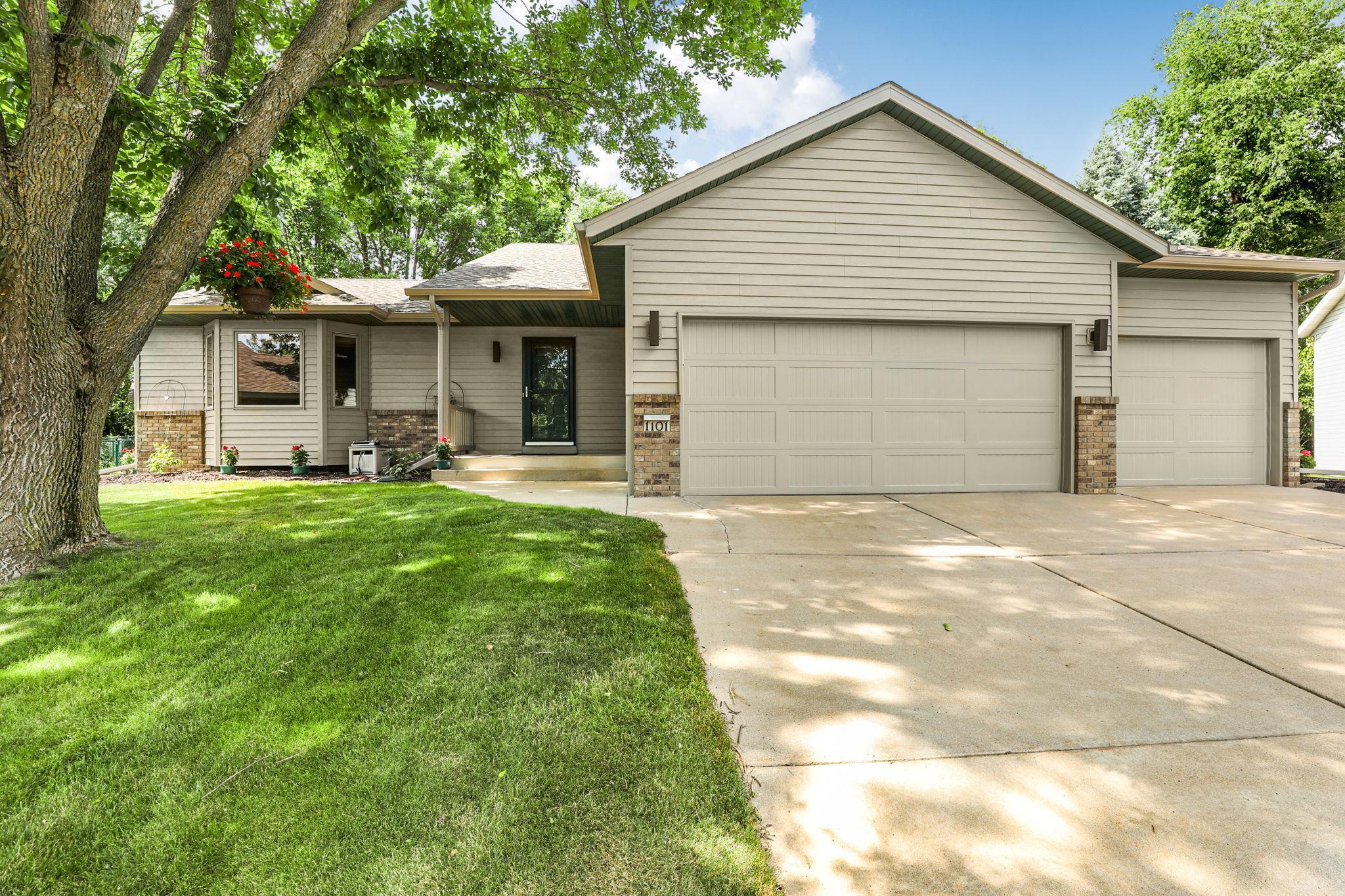 1101 Summit Way — photo