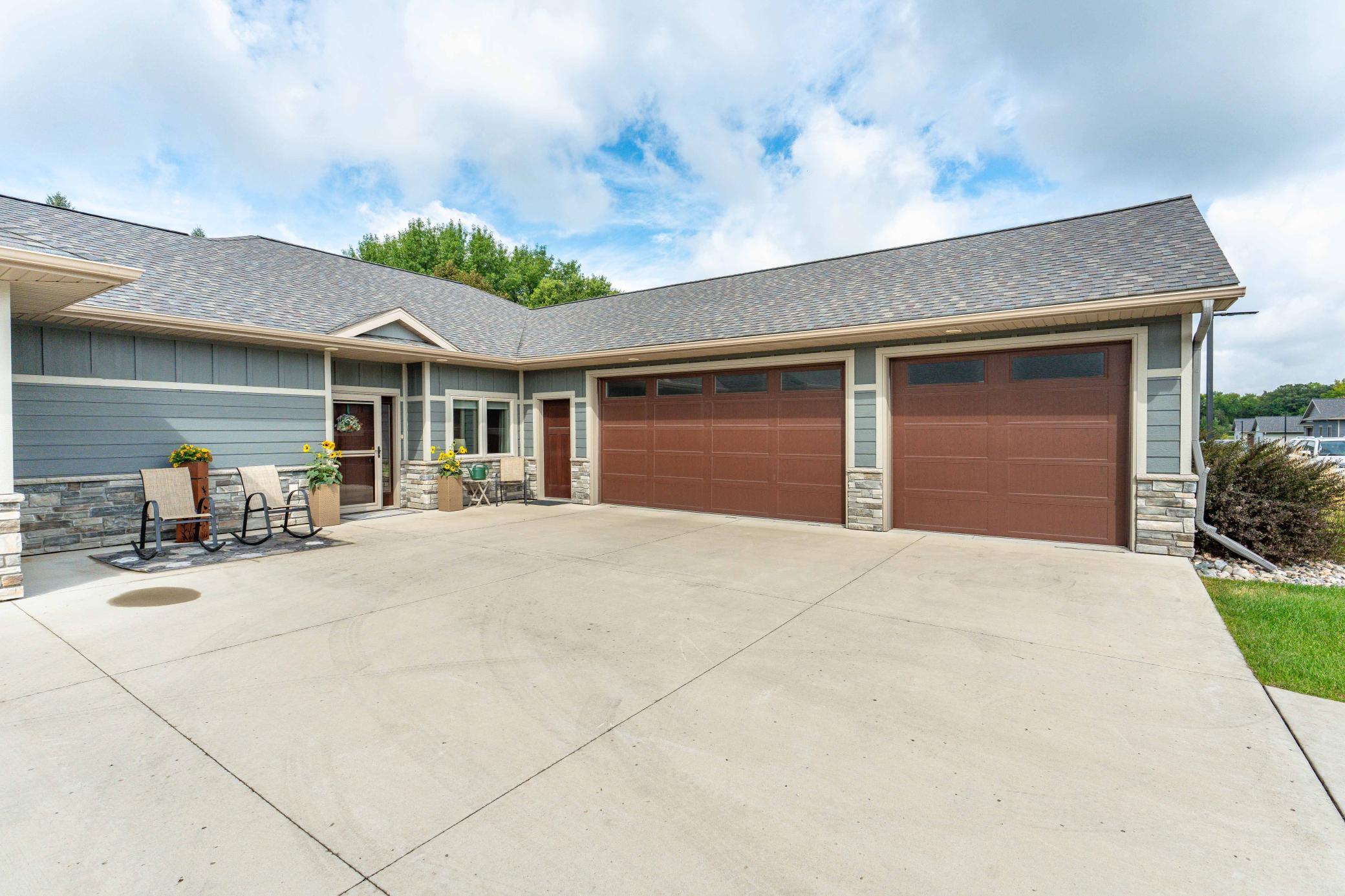 740 Oak Trail — photo