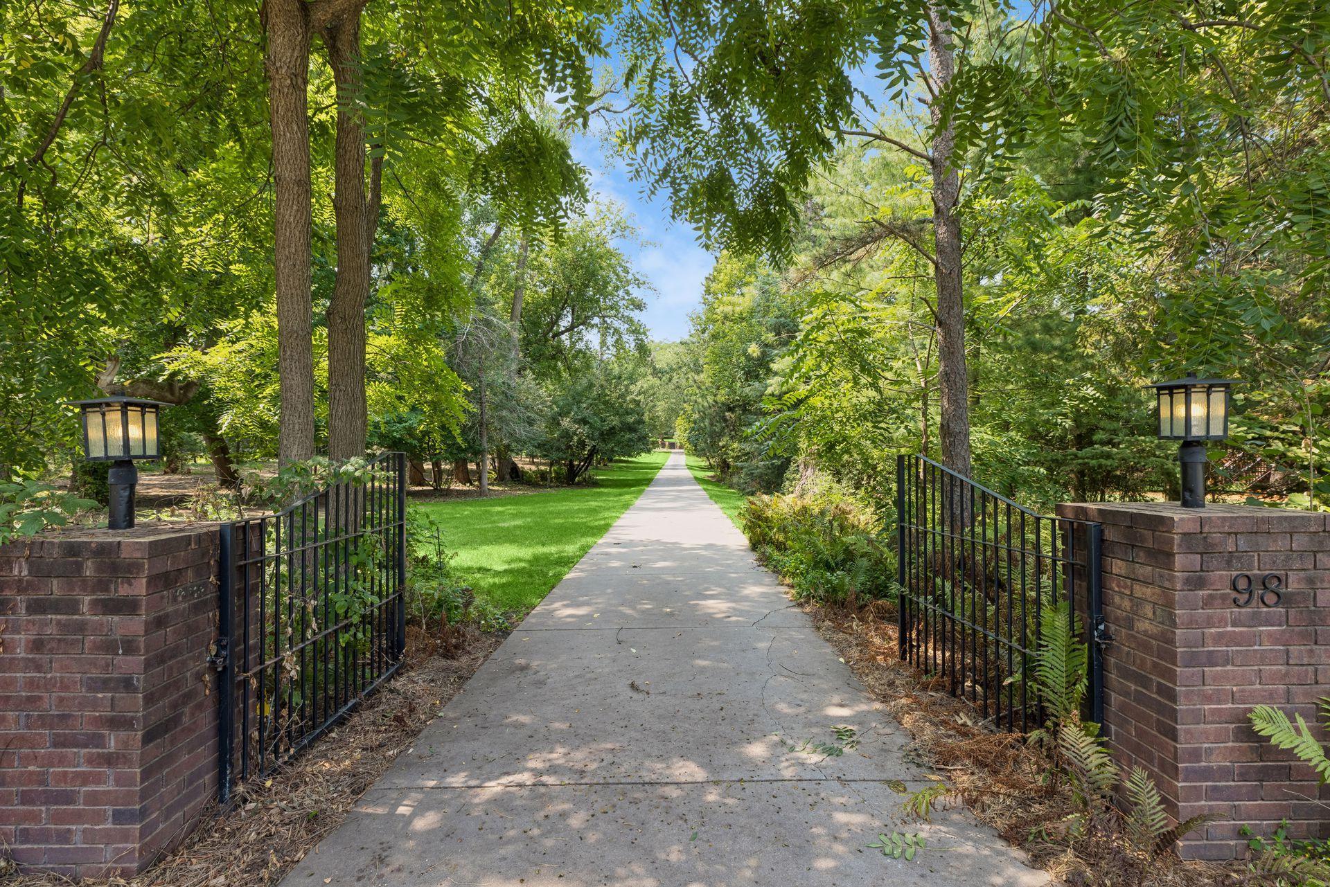 98 Quality Avenue N — photo