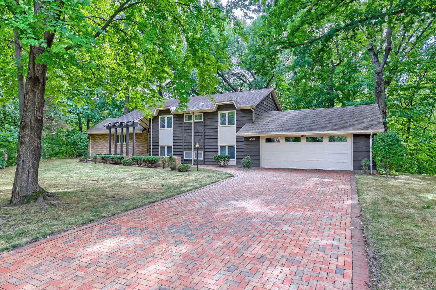 1200 Falls View Court — photo