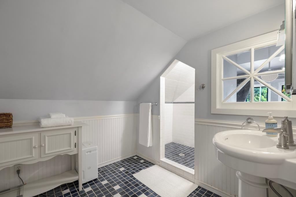 2707 Hayes Street NE — photo