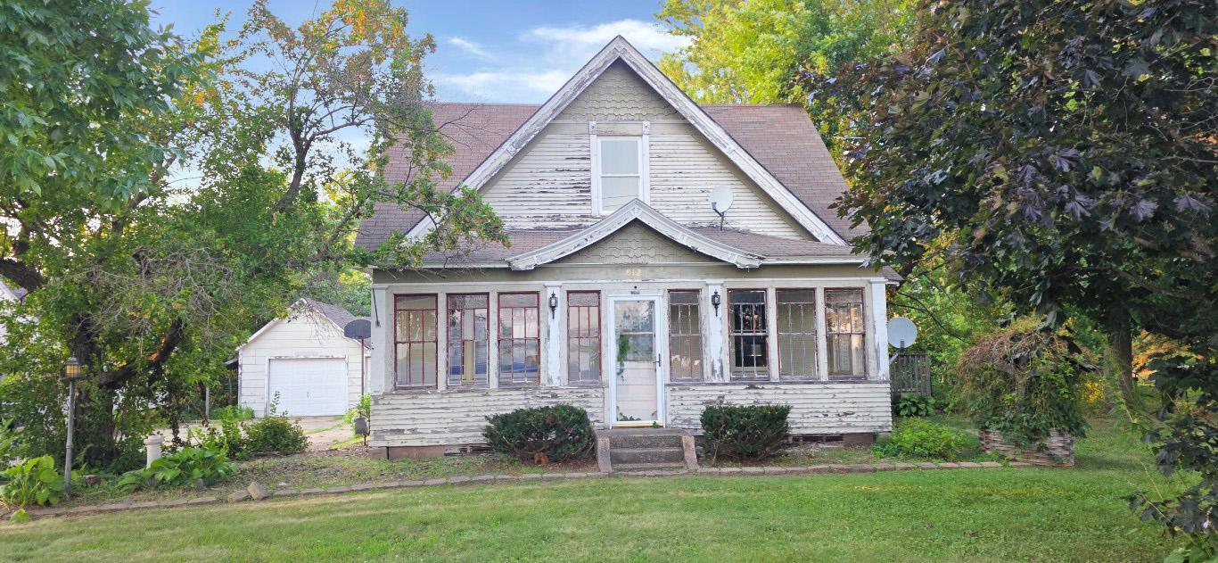 812 Maple Avenue E — photo