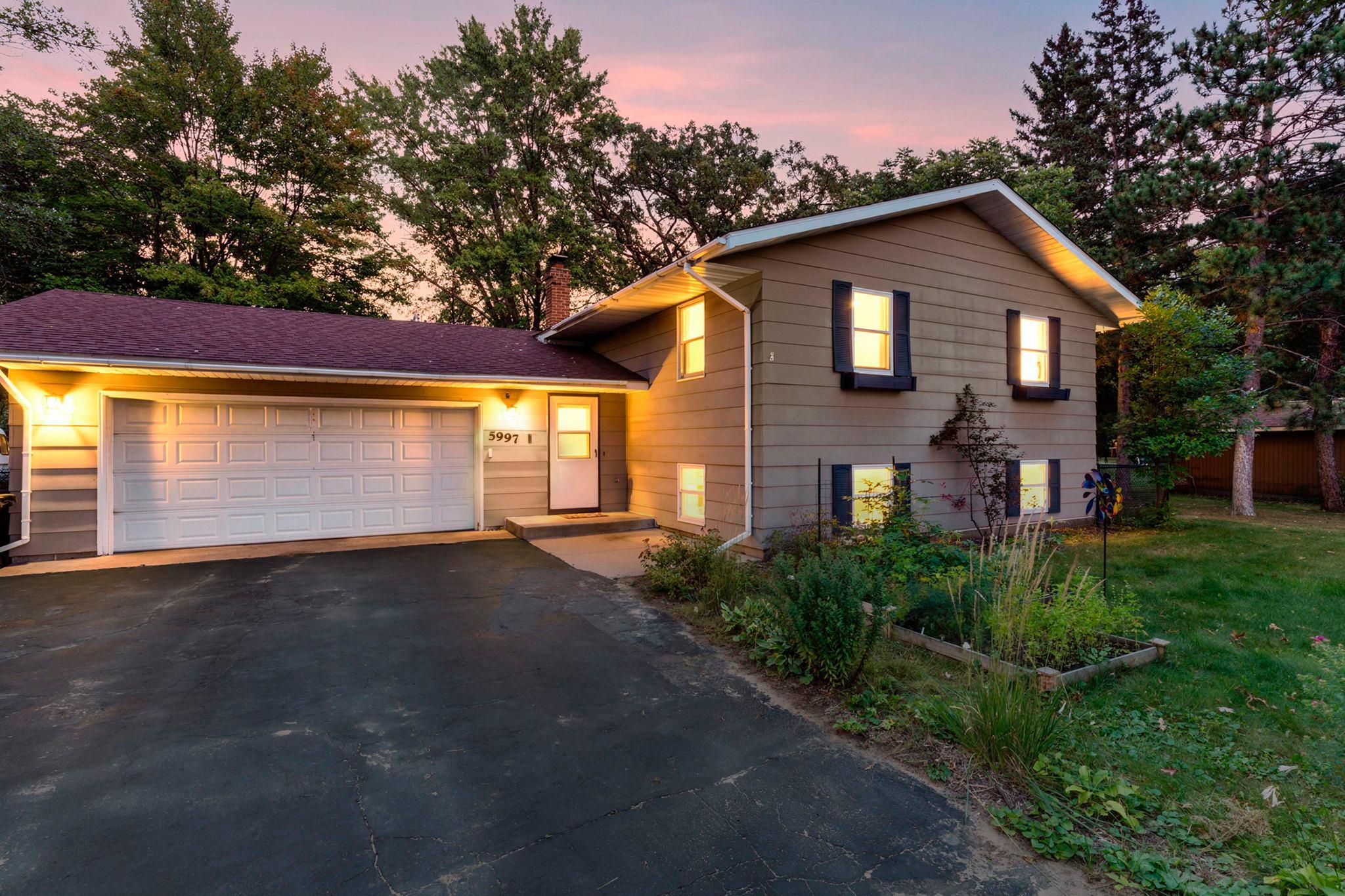 5997 Oak Circle — photo