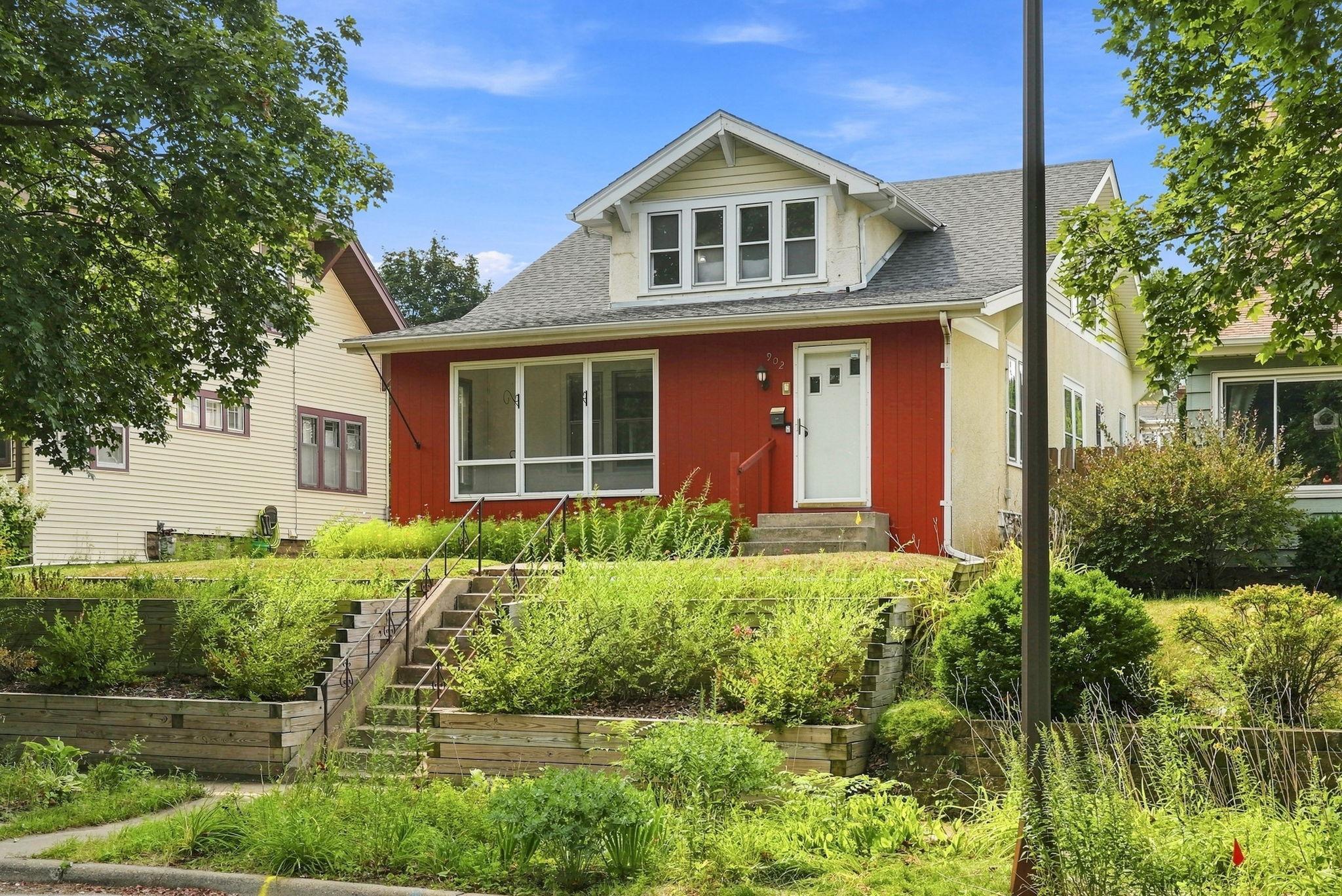 902 Hyacinth Ave E — photo