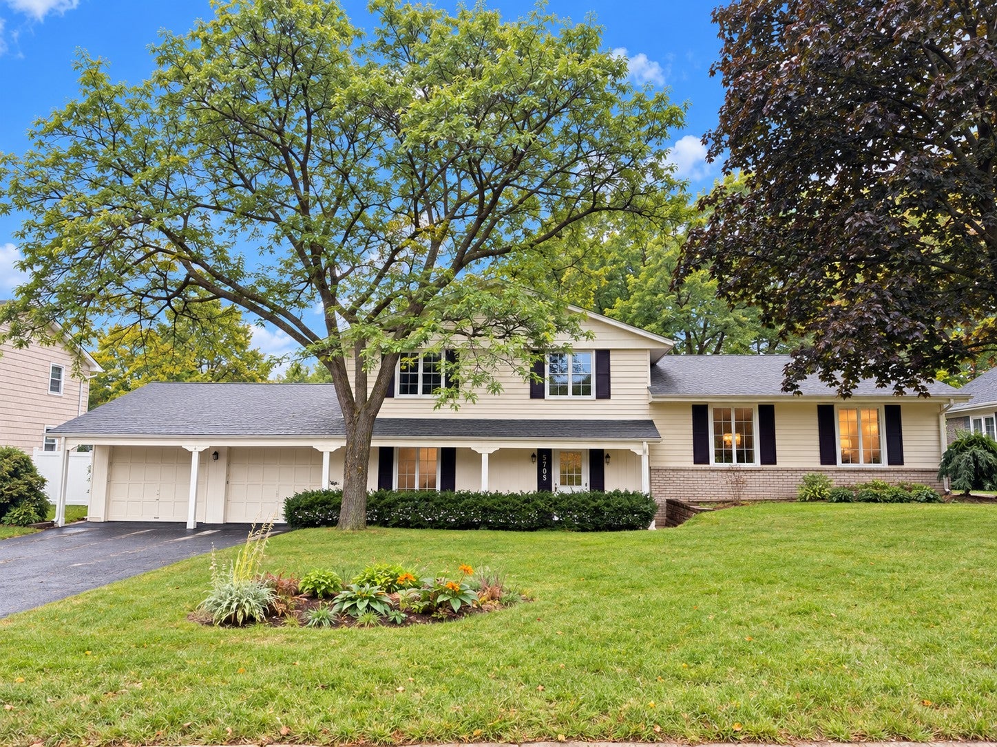 5705 Lois Lane — photo