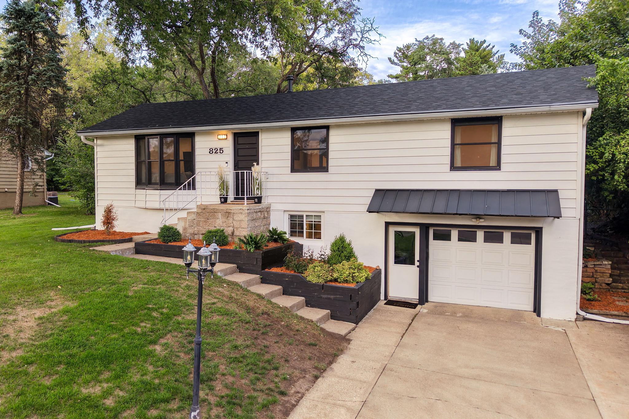825 W River Road — photo
