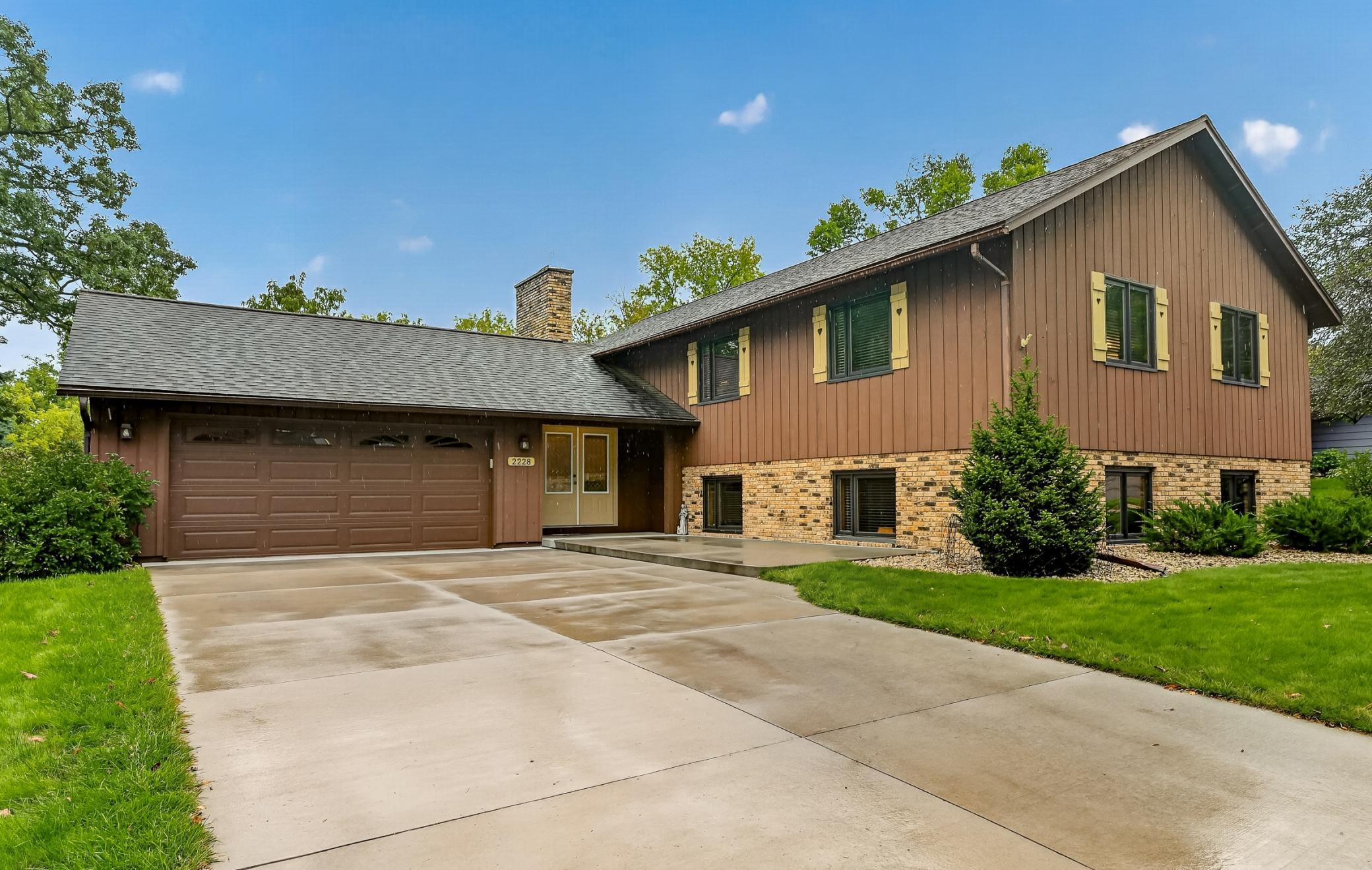 2228 Viking Drive NW — photo