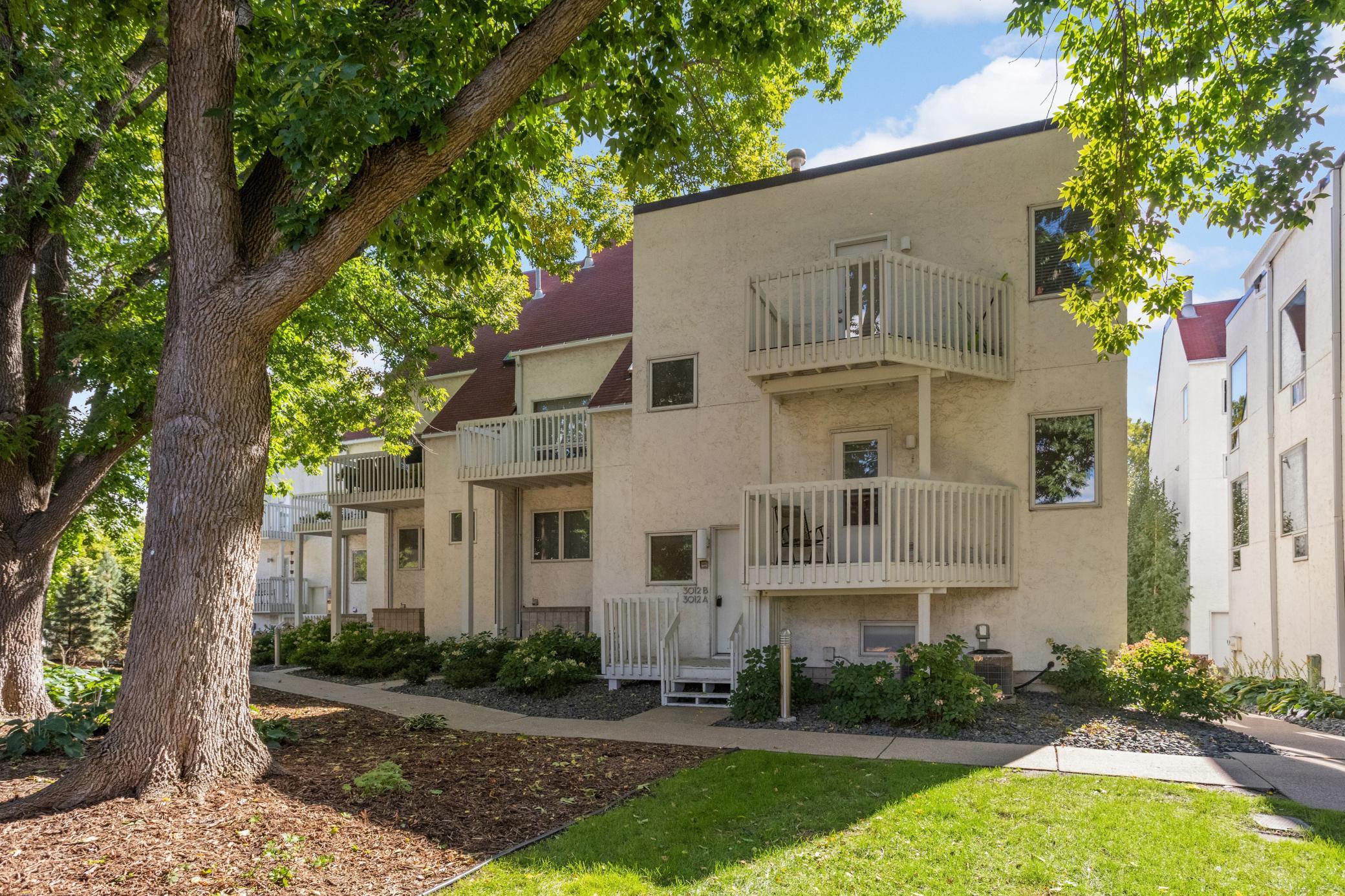 3012 Lake Shore Drive B — photo