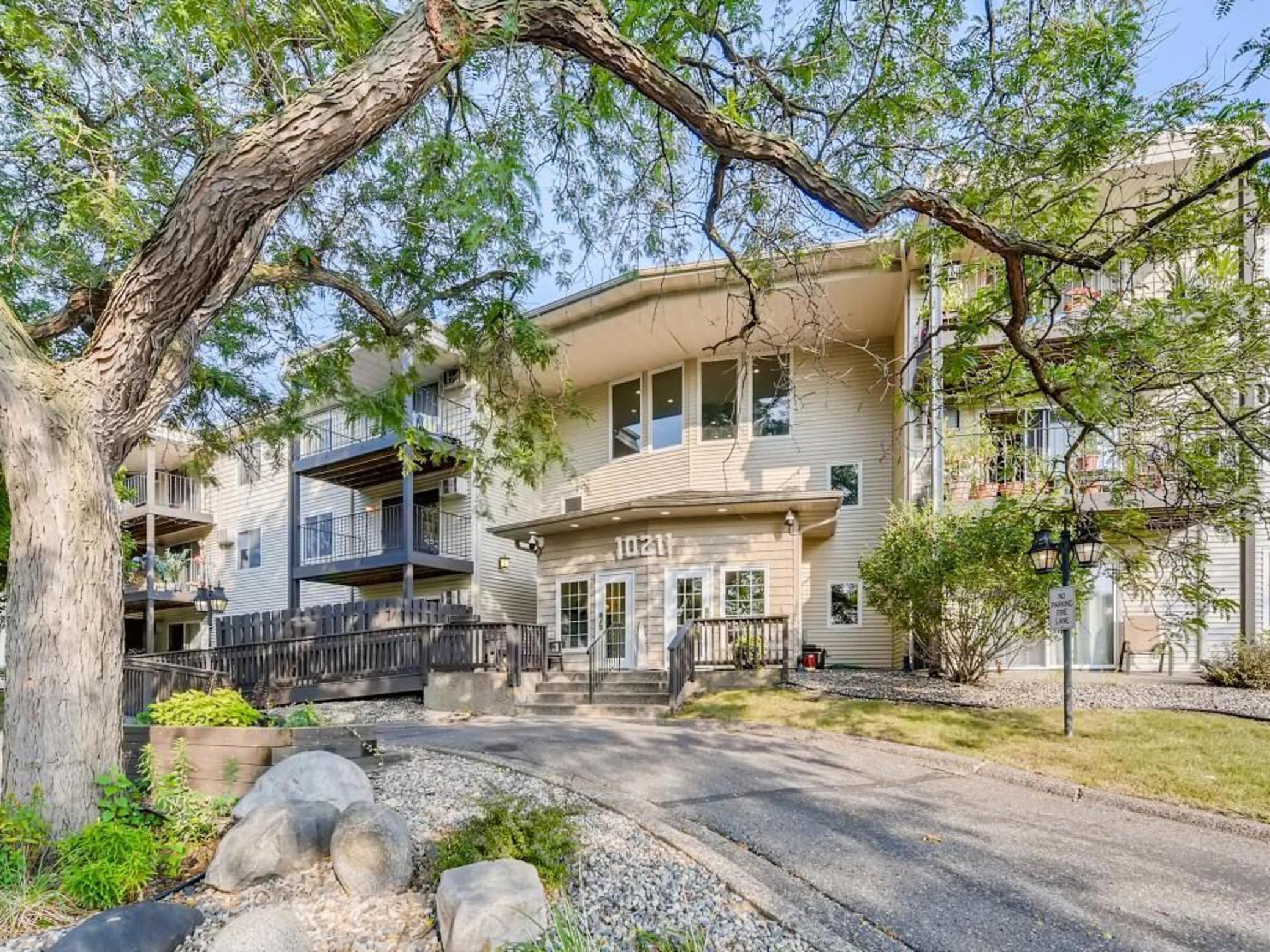 10211 Cedar Lake Road 115 — photo