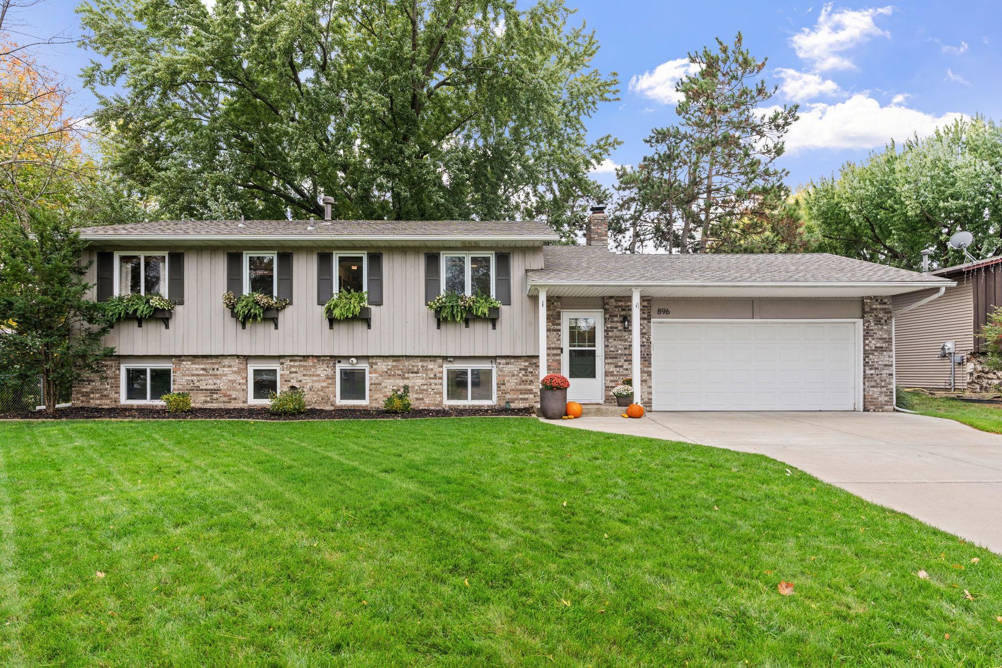 896 Sunrise Court — photo