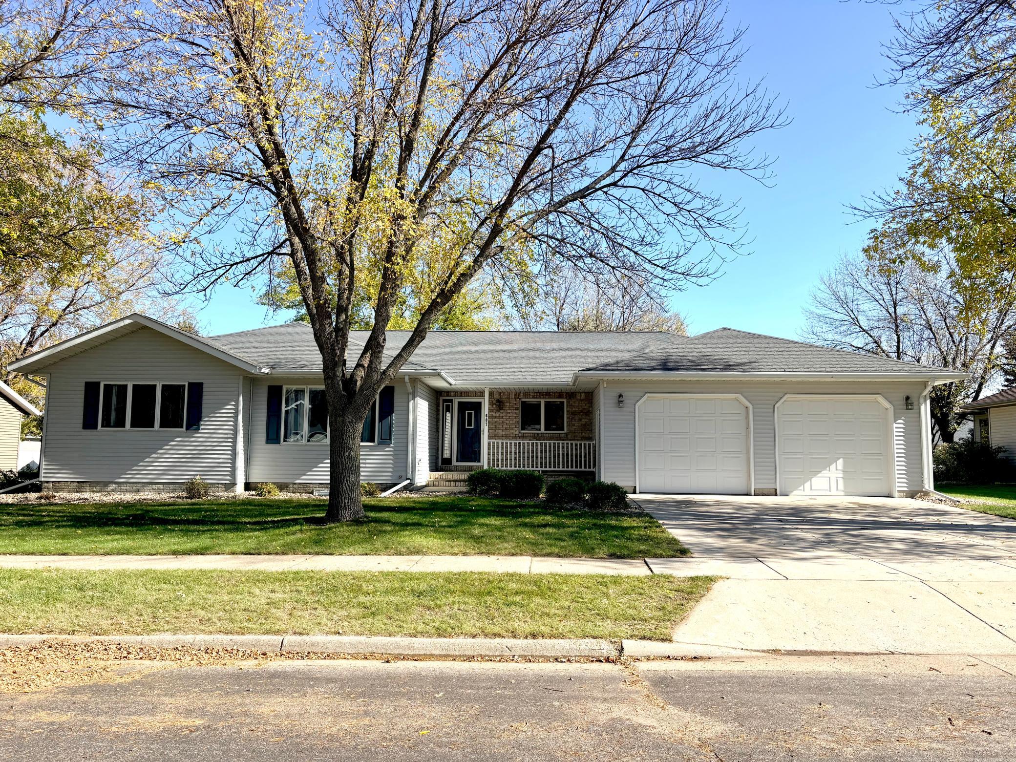 607 Deschepper Street — photo